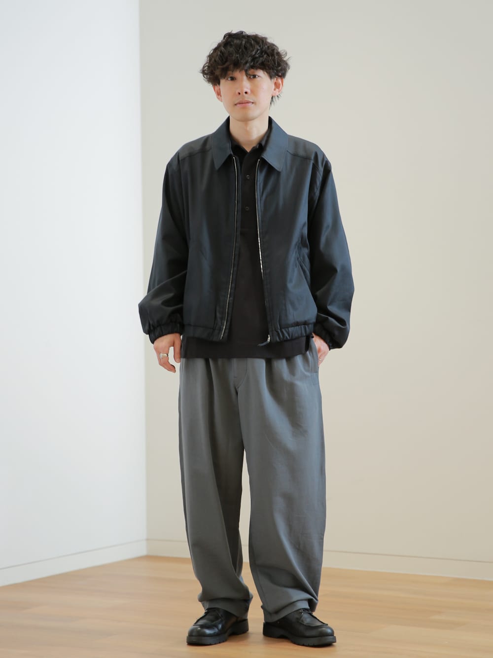 「UNIQLOU、ユニクロユー、ポロシャツ、春コーデ、トラックジャケット、春アウター、休日スタイル、大人カジュアル、ユニクロ、ユニクロコーデ、ユニクロU、UNIQLO、UNIQLOコーデ、UNIQLO U、低身長」｜「KLEMANのKLEMAN　FRODAN（ドレスシューズ、ブラック系）」を使った、ゆっきーさん（骨格ウェーブ・メンズ・165cm）の春コーディネートの1枚目の写真