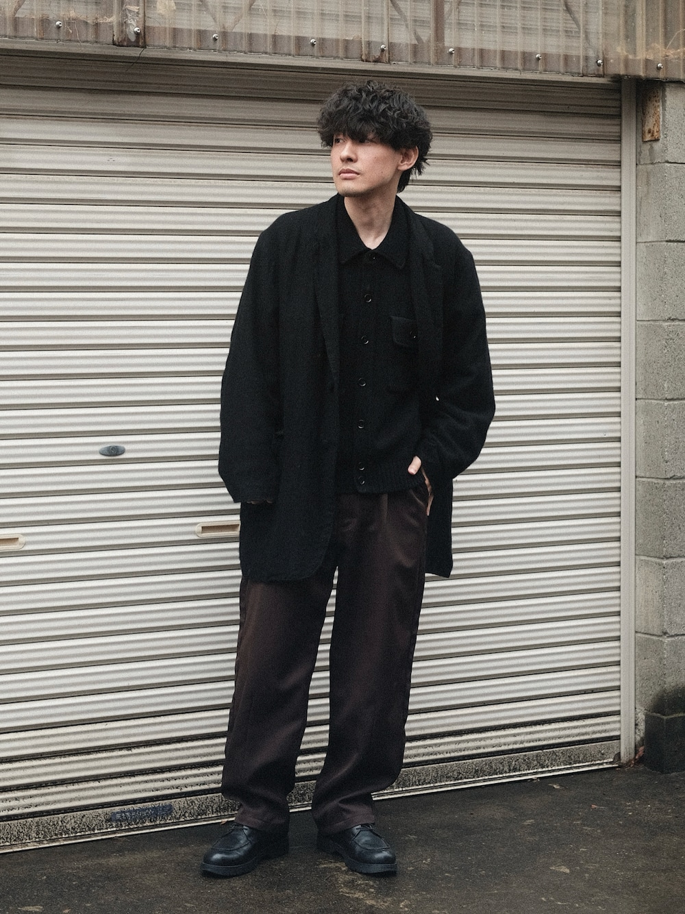 「春めき満開コーデ、お出かけコーデ、きれいめカジュアル、大人カジュアル、大人コーデ、40代ファッション、40代、30代コーデ、30代、30代ファッション、春コーデ、シンプルスタイル、ラフコーデ、休日スタイル、低身長」｜「COMOLIのアイテム（ジャケット/アウター、ブラック系）」を使った、ゆっきーさん（骨格ウェーブ・メンズ・165cm）の春コーディネートの1枚目の写真