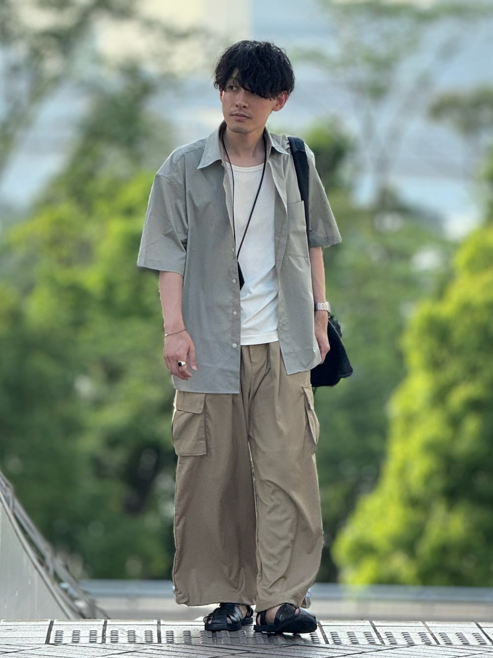 「ラフ、ラフコーデ、アースカラー、きれいめカジュアル、大人カジュアル、大人コーデ、カーゴパンツ、シャツスタイル、サンダル、グルカサンダル、ワイドカーゴパンツ、羽織り、プチプラ、プチプラコーデ、SENSEOFPLACE」｜「SENSE OF PLACE by URBAN RESEARCHの『セットアップ対応』 ワイドカーゴパンツ（カーゴパンツ、ベージュ系）」を使った、ゆっきーさん（骨格ウェーブ・メンズ・165cm）の夏コーディネートの1枚目の写真
