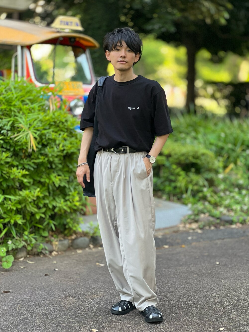 「アニエスベー、agnes b.、ロゴT、モノトーン、シンプルコーデ、タックイン、モノトーンコーデ、きれいめカジュアル、大人カジュアル、グルカサンダル、スラックス、休日スタイル、低身長、夏コーデ、Tシャツ」｜「agnes b.のWEB限定 S179 TS ロゴTシャツ（Tシャツ/カットソー、ブラック系）」を使った、ゆっきーさん（骨格ウェーブ・メンズ・165cm）の夏コーディネートの1枚目の写真