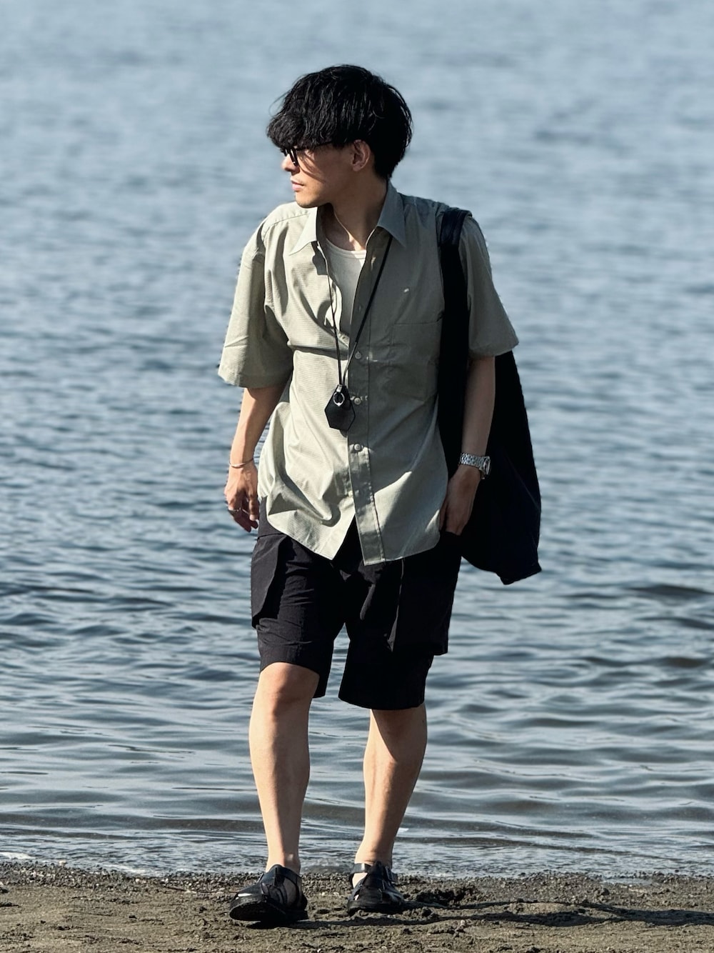 「海、海コーデ、ハーフパンツ、ショートパンツ、サンダル、トートバッグ、シャツスタイル、グルカサンダル、きれいめカジュアル、大人カジュアル、シンプルコーデ、30代、40代ファッション、40代、休日スタイル」｜「Hender Schemeのazuma bag big（トートバッグ、ブラック系）」を使った、ゆっきーさん（骨格ウェーブ・メンズ・165cm）の春コーディネートの1枚目の写真