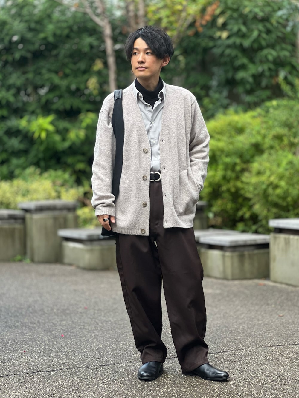 「きれいめカジュアル、プチプラ、カーディガン、タックイン、レイヤードスタイル、レイヤード、スラックス、ブーツ、デニム、シャツスタイル、秋コーデ、低身長、お出かけコーデ、秋服準備はじめました、ベージュ」｜「ClarksのCraftArlo Top / クラフトアルロトップ （ブラックレザー）（ブーツ、ブラック系）」を使った、ゆっきーさん（骨格ウェーブ・メンズ・165cm）の秋コーディネートの1枚目の写真