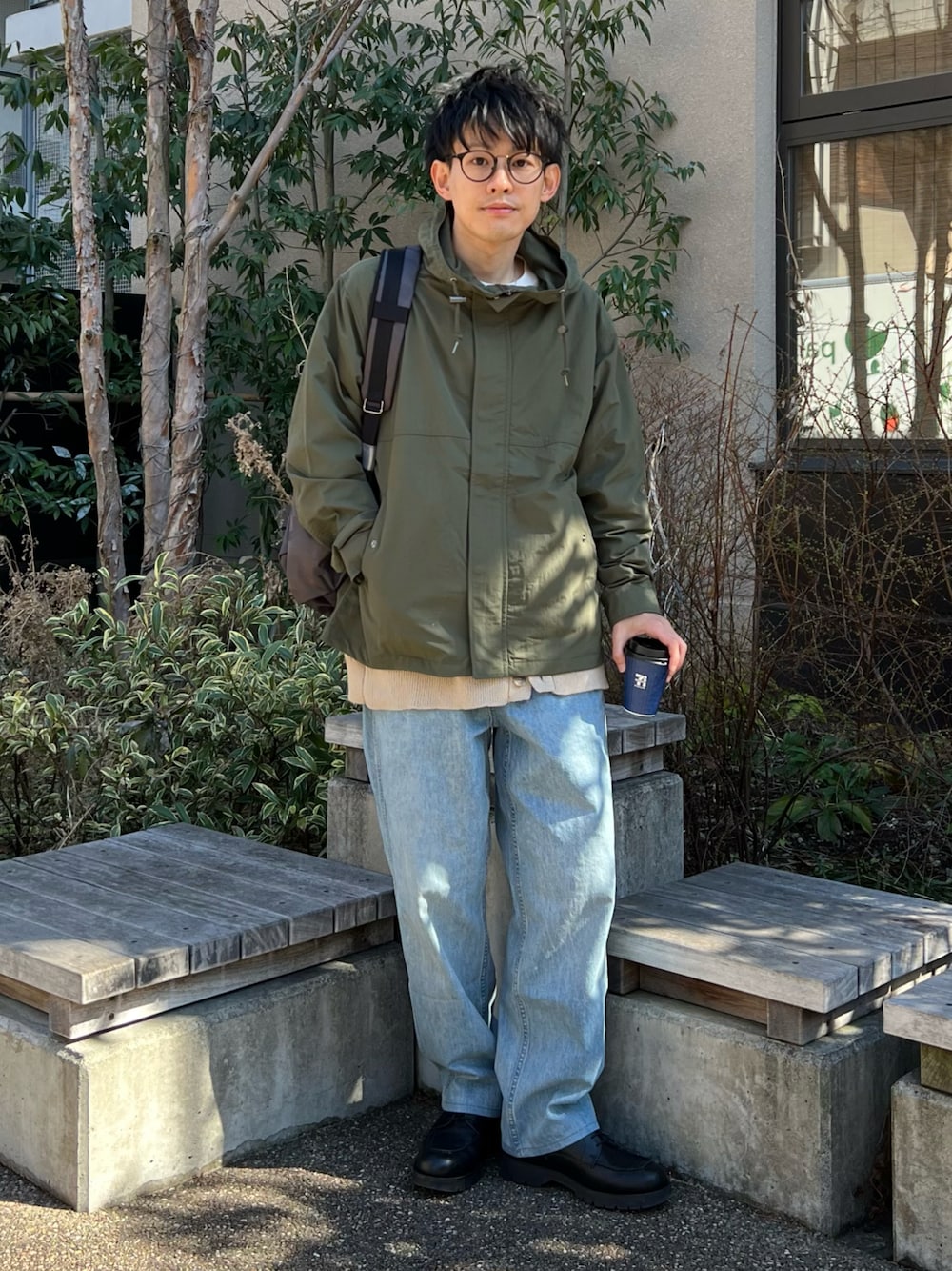 「マウンテンパーカー、レイヤードスタイル、メガネ男子、シンプルコーデ、デニム、ワイドデニム、春アウター、革靴、アースカラー、大人カジュアル、30代、低身長、SonnyLabel、サニーレーベル、oribagu」｜「URBAN RESEARCH Sonny Labelの【撥水/抗菌/防臭】コーデュラマウンテンパーカー（マウンテンパーカー、グリーン系）」を使った、ゆっきーさん（メンズ・165cm）の冬コーディネートの1枚目の写真