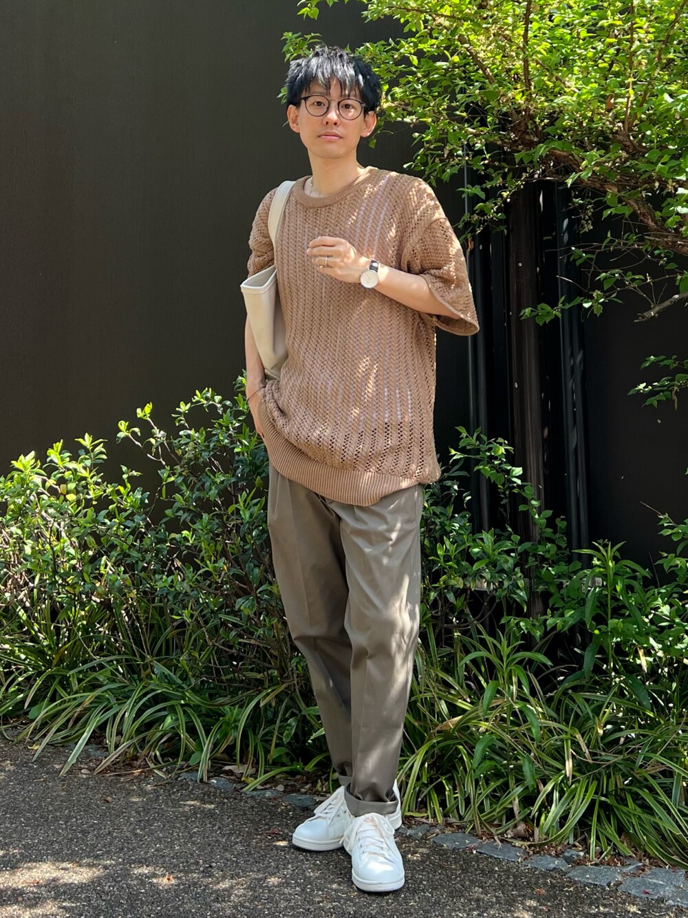 「30代、低身長、トートバッグ、アースカラー、カラーパンツ、グリーン、プチプラ、春夏コーデ、リラックススタイル、シンプルコーデ、大人カジュアル、メッシュ、休日スタイル、きれいめカジュアル、ビッグシルエット」｜「MONO-MARTのストライプメッシュケーブルライン半袖サマーニットプルオーバー/サマーニット 2022Summer（ニット/セーター、ブラウン系）」を使った、ゆっきーさん（メンズ・165cm）の春コーディネートの1枚目の写真