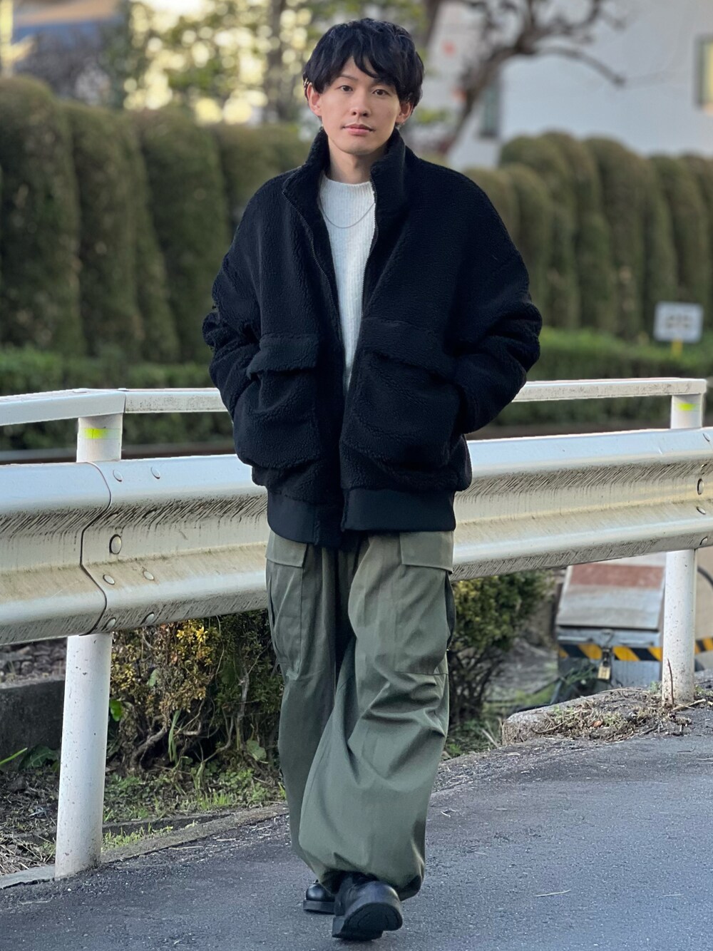 「jackrose、ボアジャケット、ボア、ボアフリース、ストリート、カーゴパンツ、ボアブルゾン、ニット、韓国ファッション、フリース、低身長、シンプルコーデ、マイベストコーデ2022、冬コーデ、ストリートMIX」｜「JACKROSEのボアスタンドカラーブルゾン（ブルゾン、ブラック系）」を使った、ゆっきーさん（骨格ウェーブ・メンズ・165cm）の冬コーディネートの1枚目の写真