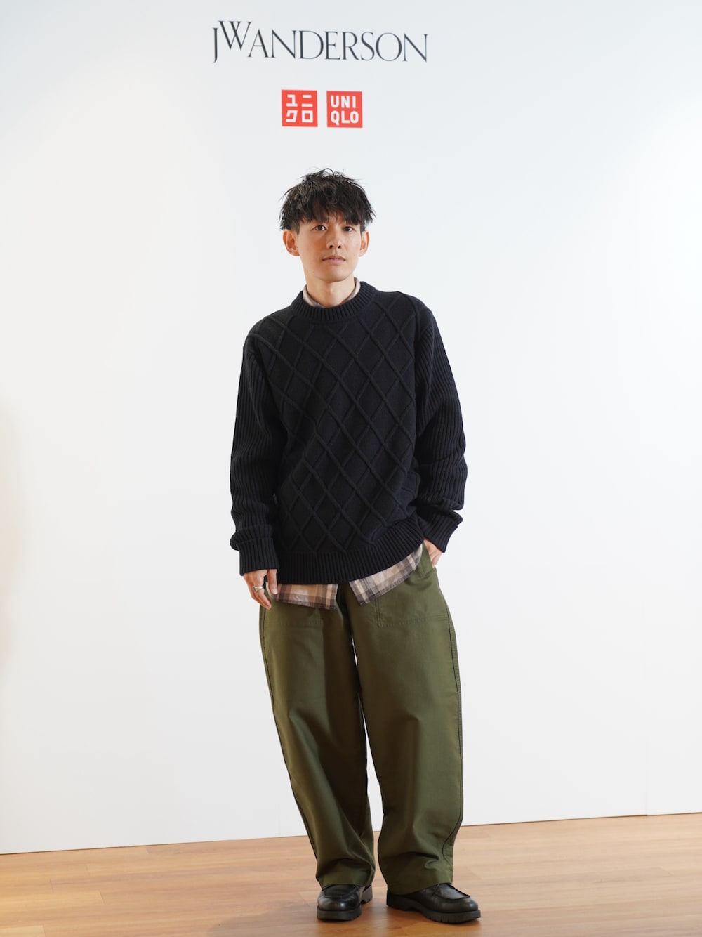 「秋っぽコーデ更新中、テーマパークコーデ、アースカラー、シンプルコーデ、シンプル、ニット、フィッシャーマンニット、アランニット、チェック、チェックシャツ、カーゴパンツ、きれいめカジュアル、大人カジュアル、UNIQLO JW ANDERSON、UNIQLO」｜「KLEMANの＜KLEMAN（クレマン）＞ FRODAN/シューズ（ドレスシューズ、ブラック系）」を使った、ゆっきーさん（骨格ウェーブ・メンズ・165cm）の秋コーディネートの1枚目の写真