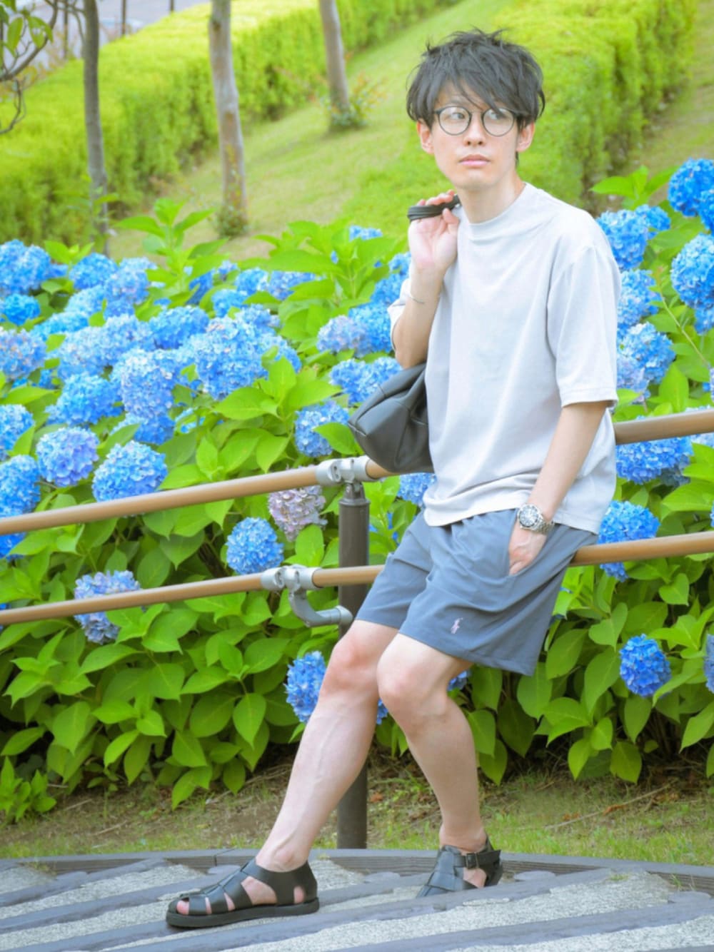 「夏コーデ、モノトーン、低身長、30代、プチプラ、グルカサンダル、休日スタイル、ハーフパンツ、ショートパンツ、大人カジュアル」｜「UNIQLOのアイテム（Tシャツ/カットソー、グレー系）」を使った、ゆっきーさん（メンズ・165cm）の夏コーディネートの1枚目の写真