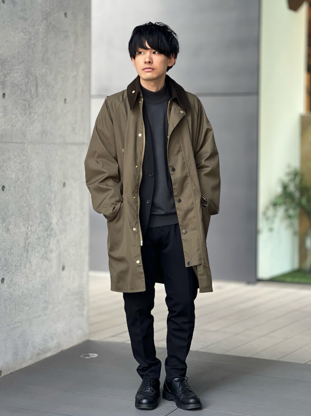 「春コーデ、セットアップ、春服みてみて、休日スタイル、きれいめカジュアル、大人カジュアル、春アウター、ビッグシルエット、セットアップスタイル、トレンチコート、シンプルコーデ、低身長、barbour、モノトーン、nano・universe」｜「NANO universeのLB.03/｢Damerino｣ストレッチカノコ セットアップ（セットアップ、ブラック系）」を使った、ゆっきーさん（骨格ウェーブ・メンズ・165cm）の春コーディネートの1枚目の写真