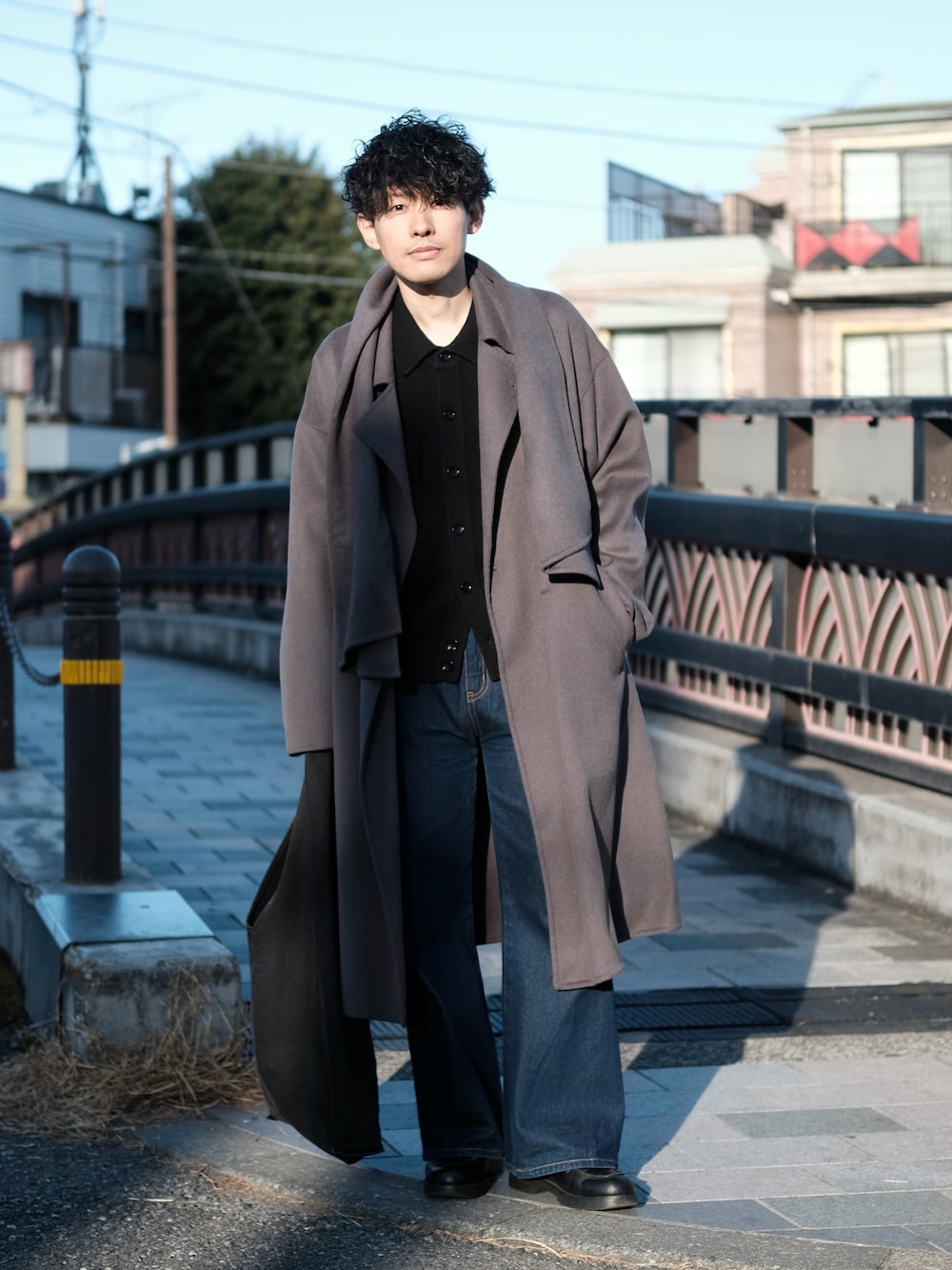 「真冬のあったかスタイル、レイヤードスタイル、コート、ロングコート、大人カジュアル、きれいめカジュアル、シンプルコーデ、デニム、トートバッグ、冬コーデ、低身長、低身長コーデ、40代ファッション、40代、30代コーデ」｜「ADAM ET ROPE'の《マフラー付き》メリノウール ダブルフェイス セミダブル オーバー コート / 超軽量 / ユニセックス（ステンカラーコート、グレー系）」を使った、ゆっきーさん（骨格ウェーブ・メンズ・165cm）の冬コーディネートの1枚目の写真
