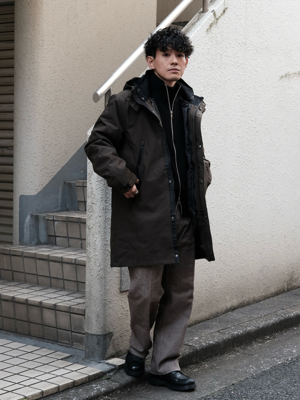 「最近のいい感じコーデ、ダウンジャケット、クリスマスに着たい服、きれいめカジュアル、大人カジュアル、休日スタイル、デニム、レイヤードスタイル、レイヤード、ドライバーズニット、プチプラ、プチプラコーデ、シンプルコーデ、シンプル、クリスマス」｜「ikkaの【撥水】sorona(R) 3WAYロングコート（マウンテンパーカー、グリーン系）」を使った、ゆっきーさん（骨格ウェーブ・メンズ・165cm）の冬コーディネートの1枚目の写真