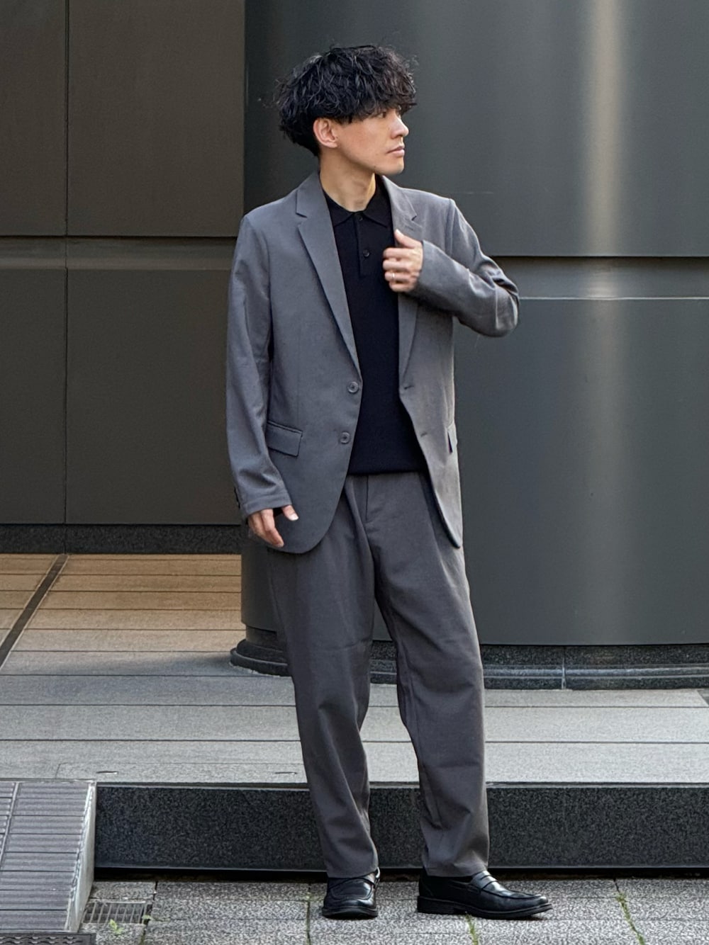 「デートコーデ、オフィスカジュアル、オフィススタイル、セットアップ、ジャケット、ジャケットスタイル、スラックス、ローファー、ポロシャツ、シンプルコーデ、モノトーンコーデ、モノトーン、低身長、春夏コーデ、PLST」｜「Clarksの【ネット限定】 Un Aldric Step / アンアルドリックステップ (ブラックレザー)（ローファー、ブラック系）」を使った、ゆっきーさん（骨格ウェーブ・メンズ・165cm）の春コーディネートの1枚目の写真