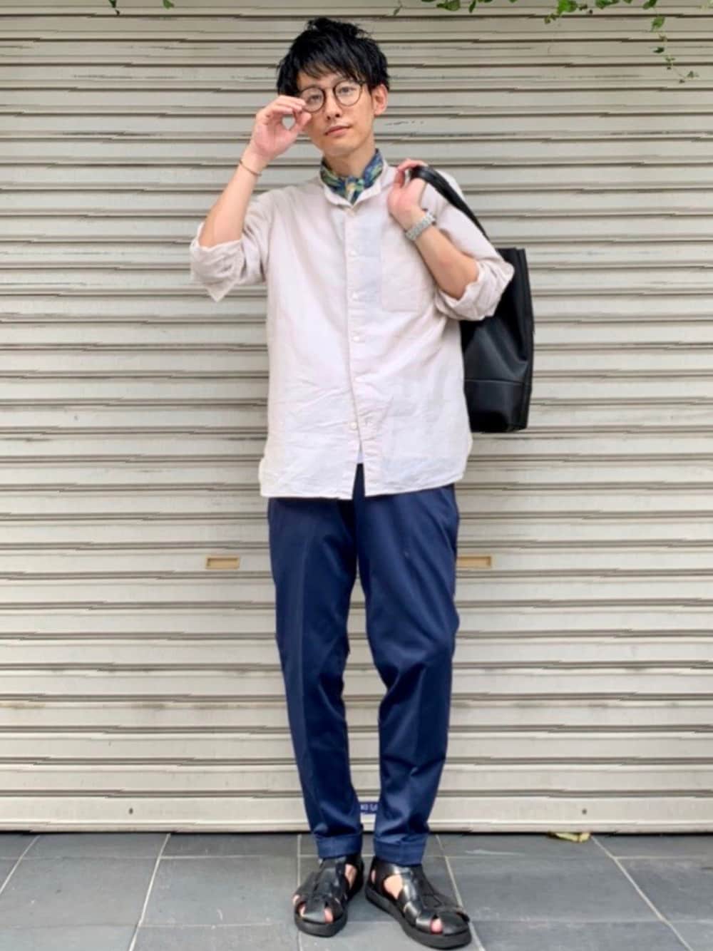 「シンプルコーデ、サングラス、きれいめカジュアル、UNIQLO、リネン、グリーン、カラーパンツ、メガネ男子、秋トレンド2021、低身長、30代、ゆるコーデ、大人カジュアル、キレイめ、夏コーデ」｜「EDIFICEのカルゼイージースラックス（スラックス、ブルー系）」を使った、ゆっきーさん（メンズ・165cm）の夏コーディネートの1枚目の写真