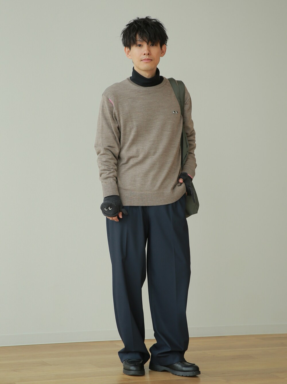 「ニット、レイヤードスタイル、レイヤード、ミトン、アームウォーマー、グローブ、UNIQLO、全身ユニクロ、アニヤハインドマーチ、Anya Hindmarch、UNIQLOコーデ、スラックス、タートルネック、秋コーデ、大人コーデ」｜「KLEMANの＜KLEMAN（クレマン）＞ FRODAN/シューズ（ドレスシューズ、ブラック系）」を使った、ゆっきーさん（骨格ウェーブ・メンズ・165cm）の秋コーディネートの1枚目の写真