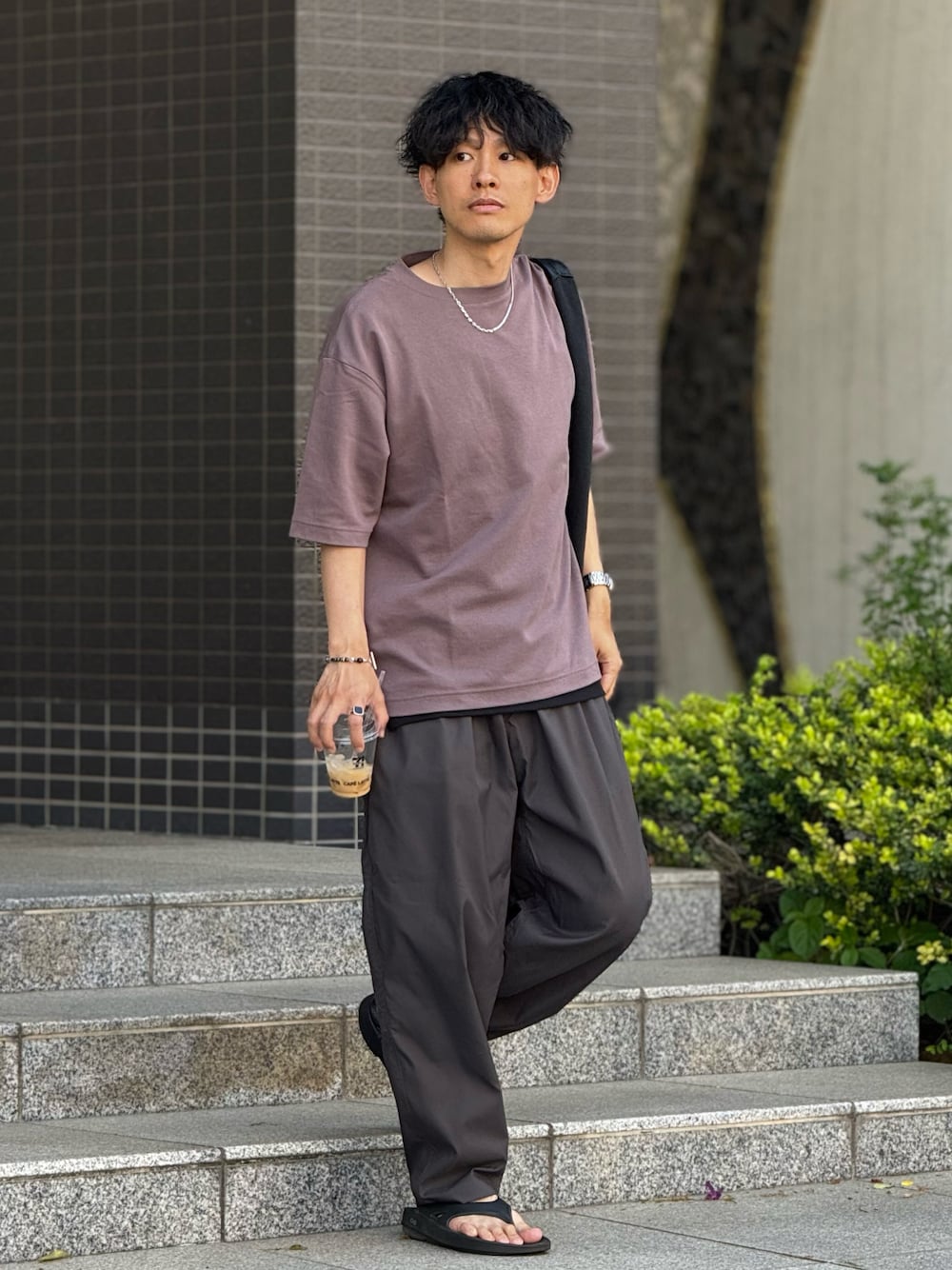 「リラックススタイル、大人コーデ、休日スタイル、夏コーデ、低身長コーデ、低身長、休日コーデ、きれいめカジュアル、大人カジュアル、サンダル、レイヤードスタイル、Tシャツ、スポーツミックス、プチプラコーデ、春夏コーデ」｜「meltumの【meltum/メルタム】WP CLIMBING TECH PANTS Sorona - WP クライミングテックパンツソロナ（その他パンツ、グレー系）」を使った、ゆっきーさん（骨格ウェーブ・メンズ・165cm）の春コーディネートの1枚目の写真
