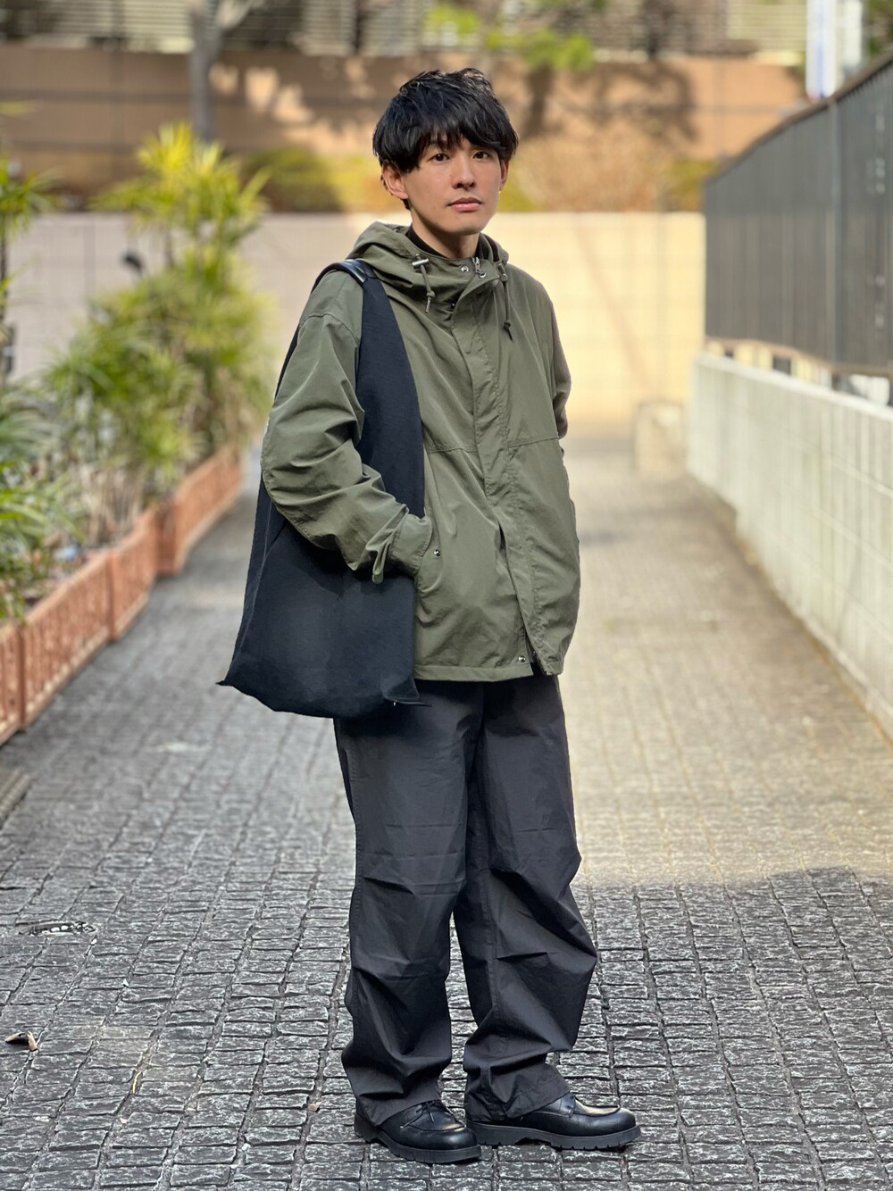 「カジュアルコーデ、大人カジュアル、ほめられ本命コーデ、UNIQLO U、urban research sonny label、マウンテンパーカー、Hender Scheme、シンプルコーデ、春コーデ、プチプラ、春色、トートバッグ、厚底シューズ、テックウェア、春アウター」｜「URBAN RESEARCH Sonny Labelの【撥水/抗菌/防臭】コーデュラマウンテンパーカー（マウンテンパーカー、グリーン系）」を使った、ゆっきーさん（骨格ウェーブ・メンズ・165cm）の冬コーディネートの1枚目の写真