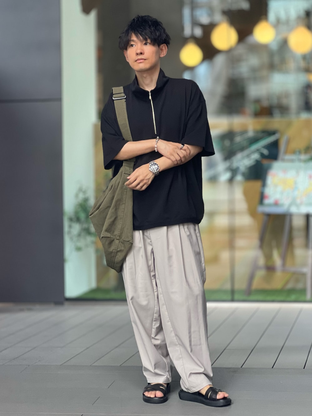 「きれいめカジュアル、夏セールで買いました、プチプラ、シンプルコーデ、ハーフジップ、スラックス、ショルダーバッグ、モノトーン、モノトーンコーデ、厚底シューズ、低身長、サンダル、フェススタイル、夏コーデ、古着MIX」｜「JOURNAL STANDARD relumeのCALIFORNIA DAMAGE ハーフジップスウェット半袖（Tシャツ/カットソー、ブラック系）」を使った、ゆっきーさん（骨格ウェーブ・メンズ・165cm）の夏コーディネートの1枚目の写真