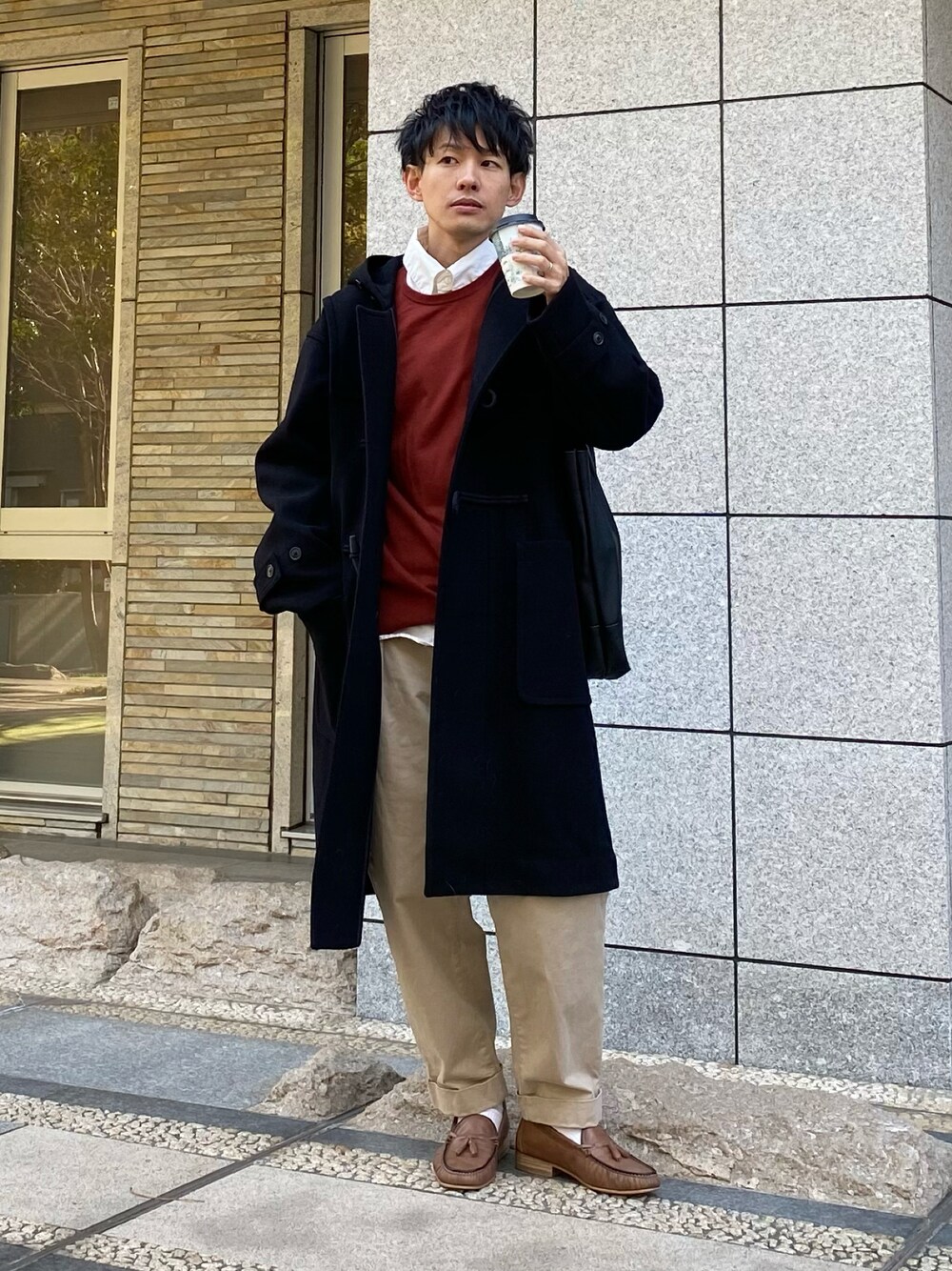「30代、低身長、冬コーデ、革靴、ローファー、レイヤードスタイル、きれいめカジュアル、大人カジュアル、ダッフルコート、+J、UNIQLO+J、シンプルコーデ、beams plus、チノパン、今日のコーデ」｜「BEAMS PLUSのBEAMS PLUS / 2プリーツ チノ トラウザーズ（チノパンツ、グリーン系）」を使った、ゆっきーさん（メンズ・165cm）の冬コーディネートの1枚目の写真