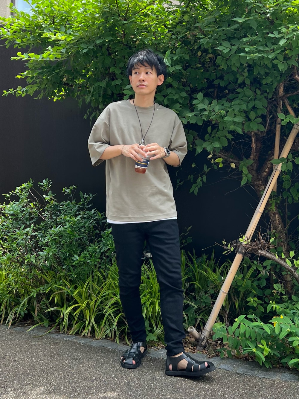 「大人カジュアル、大人コーデ、夏コーデ、きれいめカジュアル、韓国ファッション、30代、低身長、UNIQLO、LEE、グルカサンダル、休日スタイル、レイヤードスタイル、スキニーデニム、シンプル、デニムっていいよね」｜「Leeの【WEB限定】高伸縮ストレッチ　イージー テーパードスキニーパンツ（デニムパンツ、ブラック系）」を使った、ゆっきーさん（メンズ・165cm）の夏コーディネートの1枚目の写真