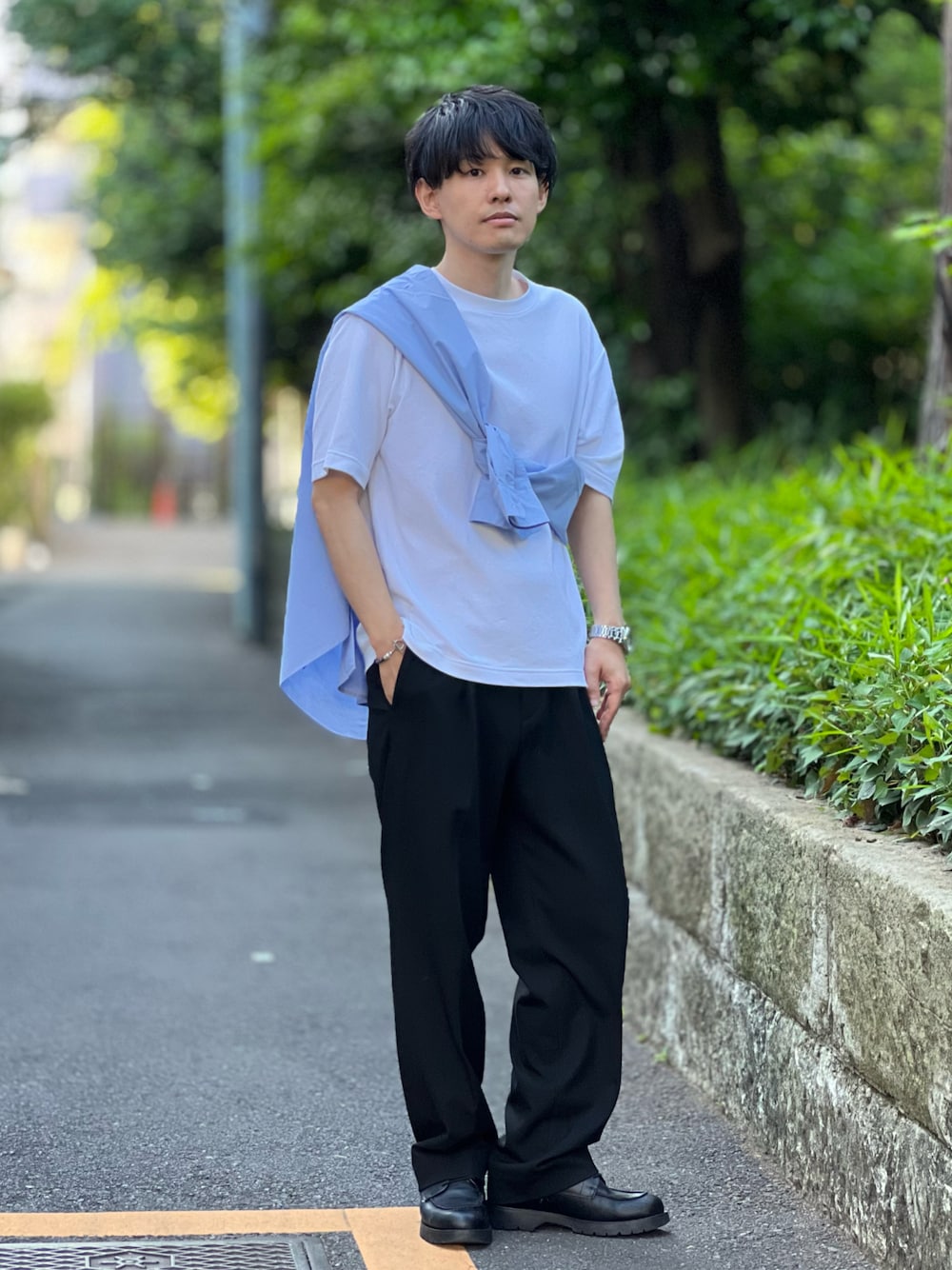 「シンプルコーデ、Tシャツ、スラックス、プチプラ、プチプラコーデ、たすき掛け、シャツスタイル、きれいめカジュアル、シンプル、低身長、春夏コーデ、ユニクロ、GU、休日スタイル、ワイドパンツ」｜「Furbo designの【Furbo design】フルボデザイン Trompe-l'oeil NF02W ウォッチ（アナログ腕時計、ブラック系）」を使った、ゆっきーさん（骨格ウェーブ・メンズ・165cm）の春コーディネートの1枚目の写真