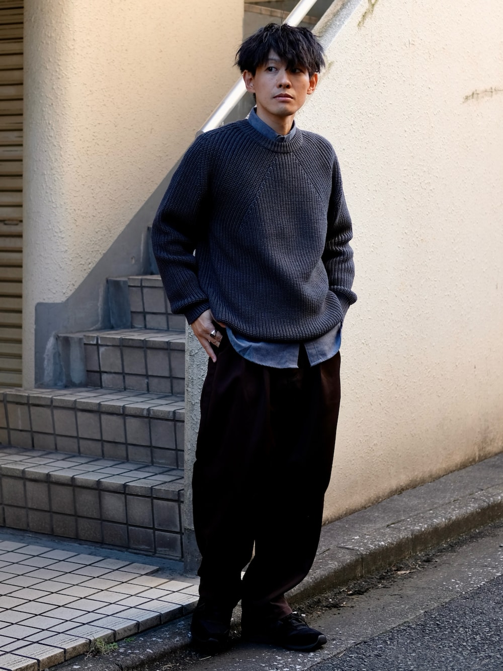 「ニット、BATONER、レイヤードスタイル、スラックス、きれいめカジュアル、大人カジュアル、大人コーデ、30代コーデ、30代、40代ファッション、40代、日常に魔法を、秋冬コーデ、冬コーデ、ニットコーデ」｜「BATONERの【BATONER/バトナー】SIGNATURE CREW NECK（ニット/セーター、グレー系）」を使った、ゆっきーさん（骨格ウェーブ・メンズ・165cm）の秋コーディネートの1枚目の写真