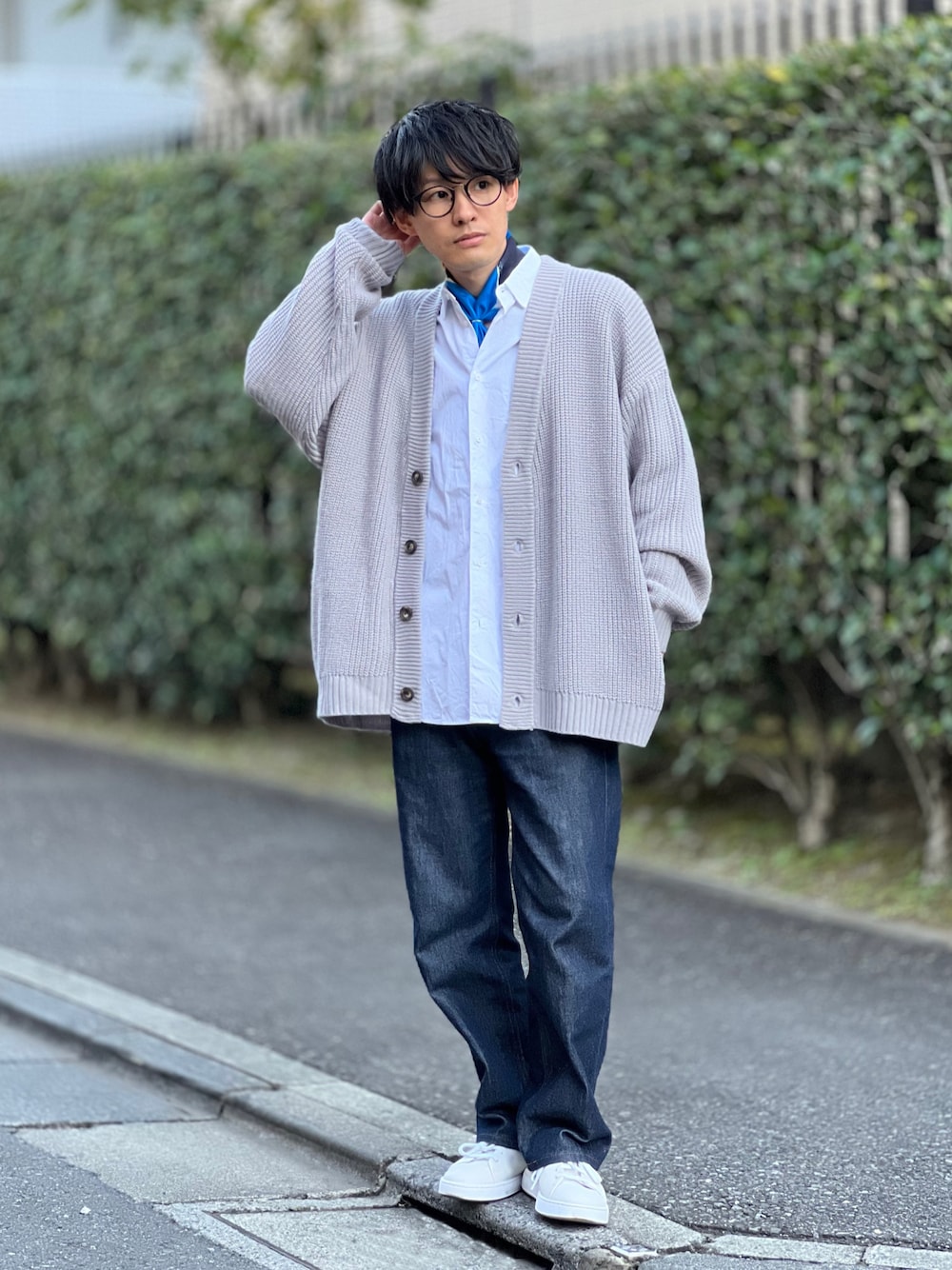 「春服デビュー宣言、カーディガン、きれいめカジュアル、スカーフ、シャツスタイル、デニム、プチプラ、スニーカー、低身長、シンプルコーデ、WEGO、春服みてみて、ビッグシルエット、休日コーデ、デート」｜「WEGOのWEGO/ルーズシルエットカーディガン（カーディガン/ボレロ、グレー系）」を使った、ゆっきーさん（骨格ウェーブ・メンズ・165cm）の春コーディネートの1枚目の写真