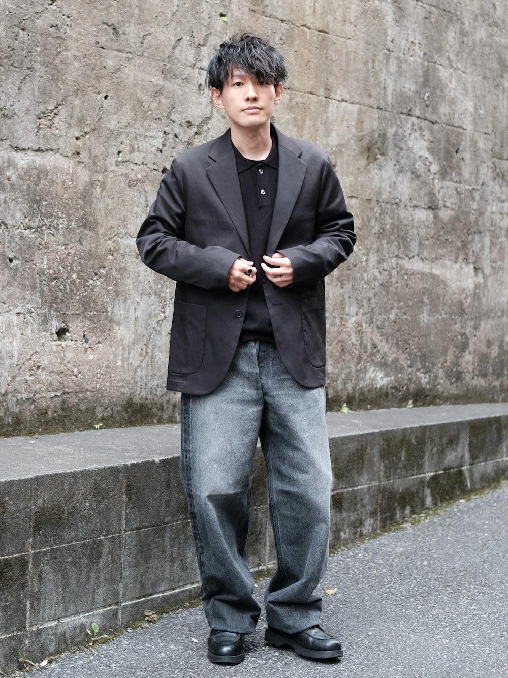 「最近のいい感じコーデ、30代コーデ、30代、30代ファッション、40代ファッション、40代、ジャケット、ジャケットスタイル、ジャケットコーデ、デニム、ニットポロ、秋コーデ、秋冬コーデ、きれいめカジュアル、大人カジュアル」｜「VICTIMのVICTIM ヴィクティム / KNIT POLO SHIRT ビスコースナイロンハイゲージニットポロシャツ / VTM-24-K-104（ポロシャツ、ブラック系）」を使った、ゆっきーさん（骨格ウェーブ・メンズ・165cm）の秋コーディネートの1枚目の写真