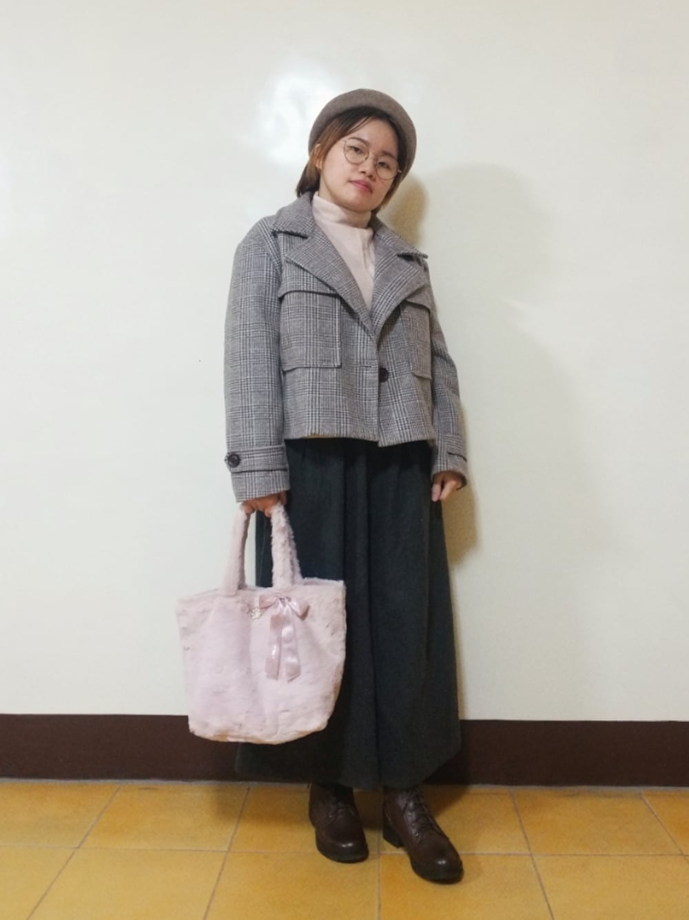 「冬コーデ、大人カジュアル、大人女子、大人コーデ、ワイドパンツ、チェック柄、新年一発目、HAPPY NEW WEAR 2022」｜「Maison de FLEURのファーパールビジュートートバッグ（トートバッグ、ピンク系）」を使った、呱呱🍯さん（レディース・152cm）の冬コーディネートの1枚目の写真