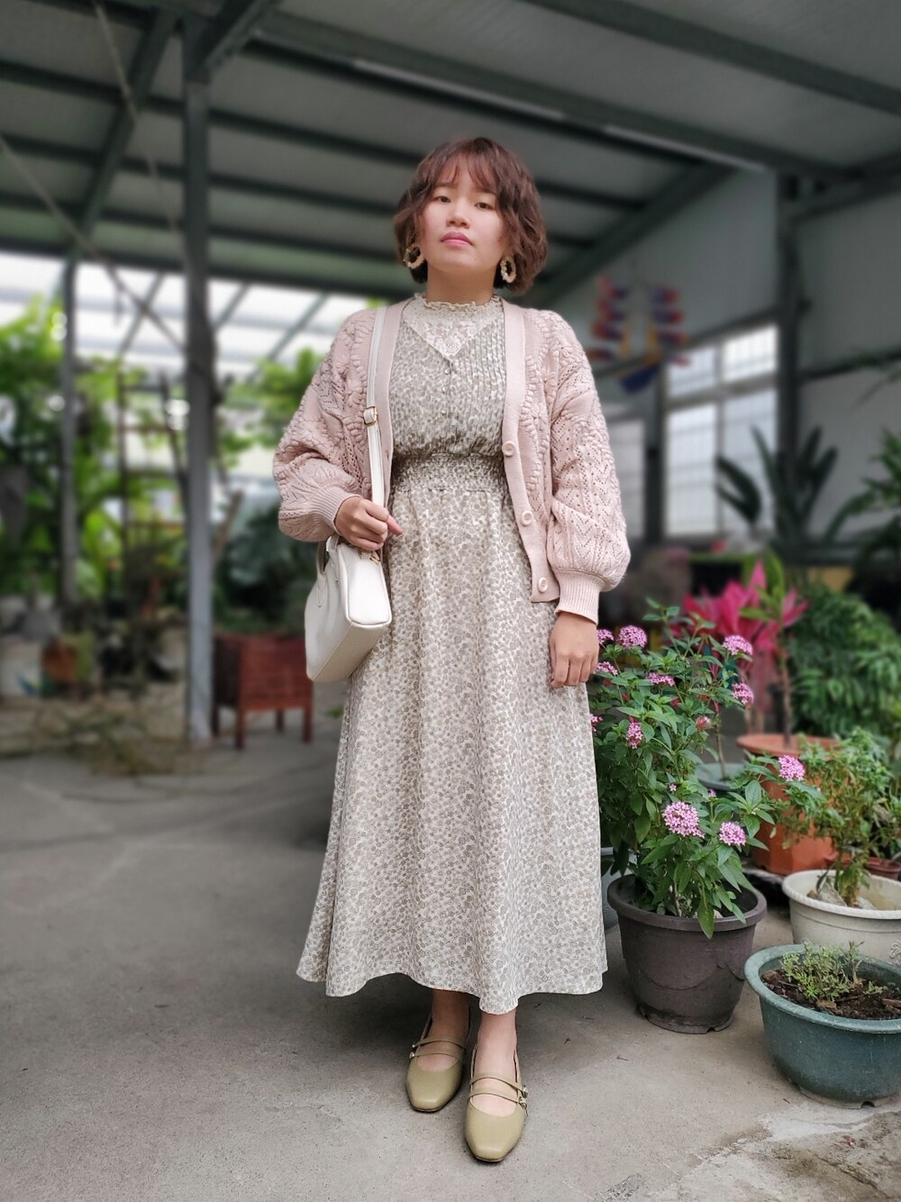 「春コーデ、大人カジュアル、大人コーデ、花柄、花柄ワンピース、低身長、淡色コーデ」｜「SLURRの【マシンウォッシャブル】フラワー刺繍透かしカーディガン（カーディガン/ボレロ、ピンク系）」を使った、呱呱🍯さん（レディース・152cm）の春コーディネートの1枚目の写真