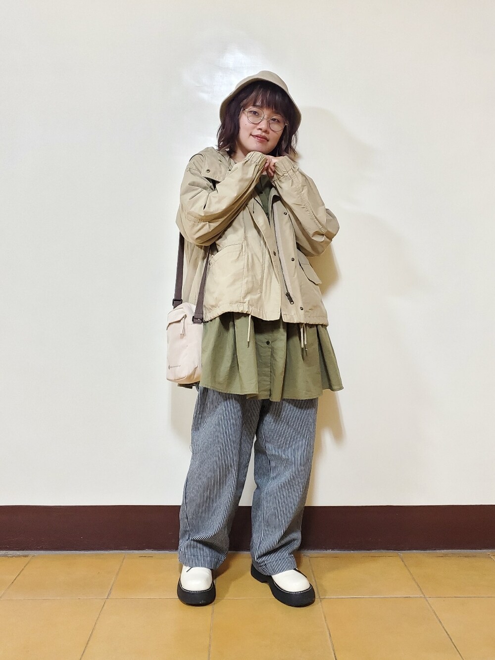 「秋コーデ、大人カジュアル、大人コーデ、刺繍、刺繍シャツ、混搭、休閒、配色」｜「earth music&ecologyの3wayマウンテンパーカー ＊（マウンテンパーカー、ベージュ系）」を使った、呱呱🍯さん（レディース・152cm）の秋コーディネートの1枚目の写真
