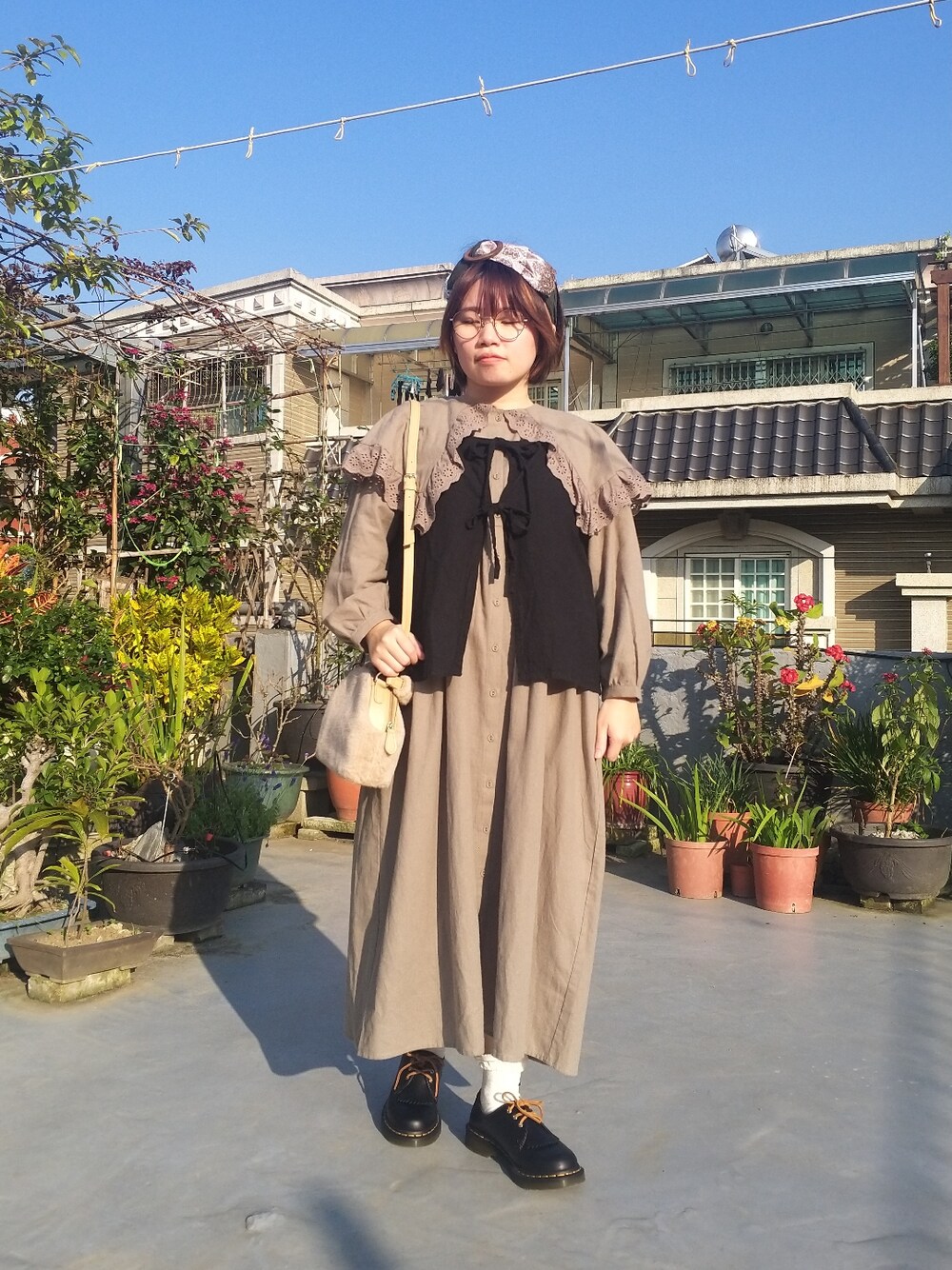 「春コーデ、春先取り、大人カジュアル、大人かわいい、刺繍、刺繍ワンピース、低身長、Samansa Mos2、Dr.Martens、handmade」｜「Samansa Mos2のケープ襟レースワンピース（ワンピース、グリーン系）」を使った、呱呱🍯さん（レディース・152cm）の春コーディネートの1枚目の写真