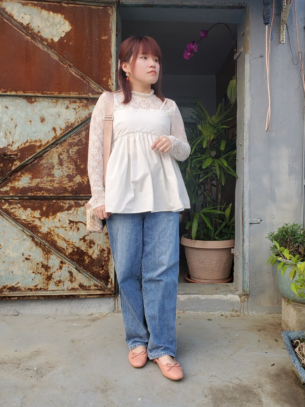 「いまどきジャケット写真、春コーデ、大人カジュアル、大人女子、淡色コーデ、差し色、低身長、復古、vintage」｜「earth music&ecologyのレースドッキングプルオーバー（Tシャツ/カットソー、ホワイト系）」を使った、呱呱🍯さん（レディース・152cm）の春コーディネートの1枚目の写真