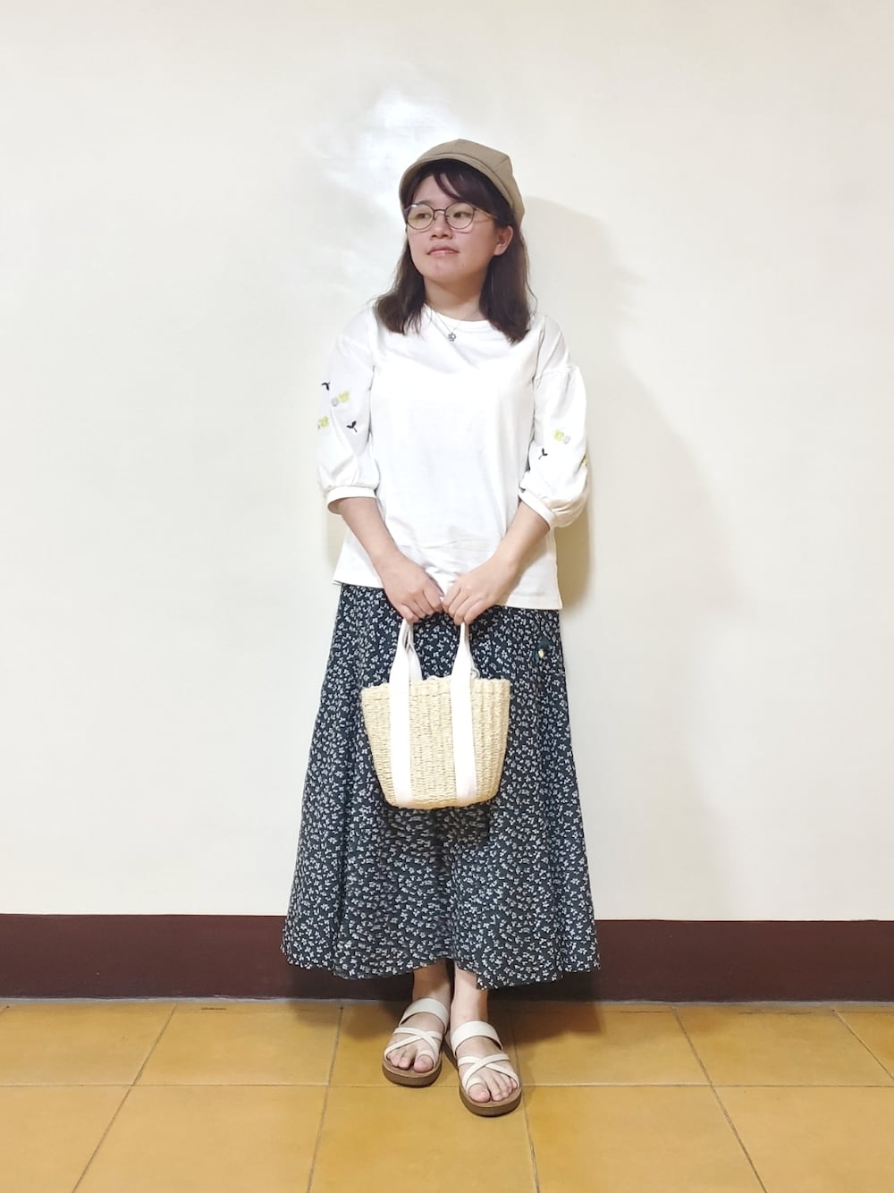 「お出かけコーデ日記、ootd、大人カジュアル、大人コーデ、刺繍、花柄スカート、低身長、低身長コーデ」｜「POU DOU DOUの袖フラワー刺繍プルオーバー（Tシャツ/カットソー、ホワイト系）」を使った、呱呱🍯さん（レディース・152cm）の夏コーディネートの1枚目の写真