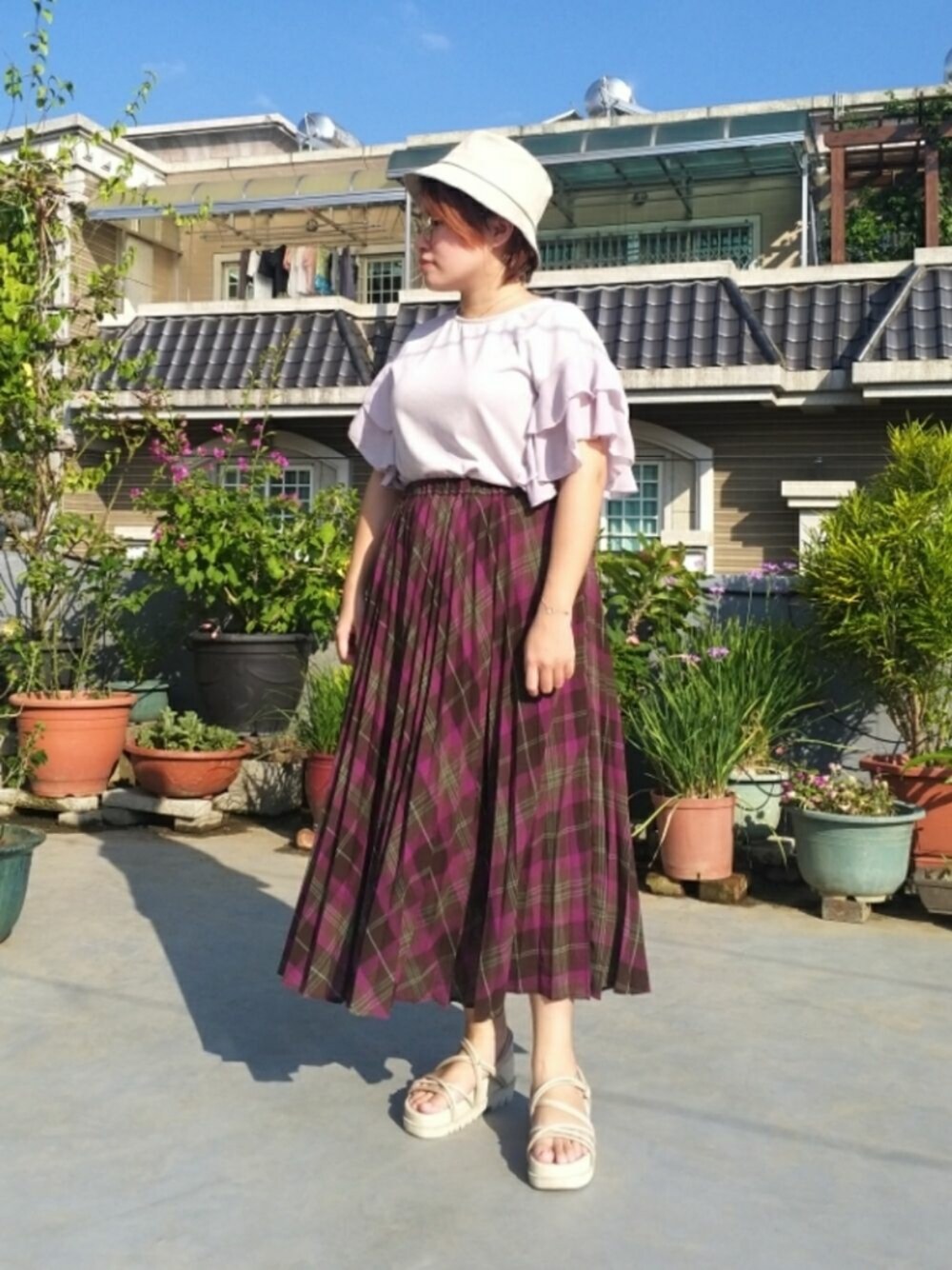 「秋コーデ、秋服準備はじめました、チェック柄、プリーツスカート、紫コーデ、大人カジュアル、大人かわいい、低身長」｜「earth music&ecologyのツイルバケットハット  ＊（ハット、ベージュ系）」を使った、呱呱🍯さん（レディース・152cm）の秋コーディネートの1枚目の写真