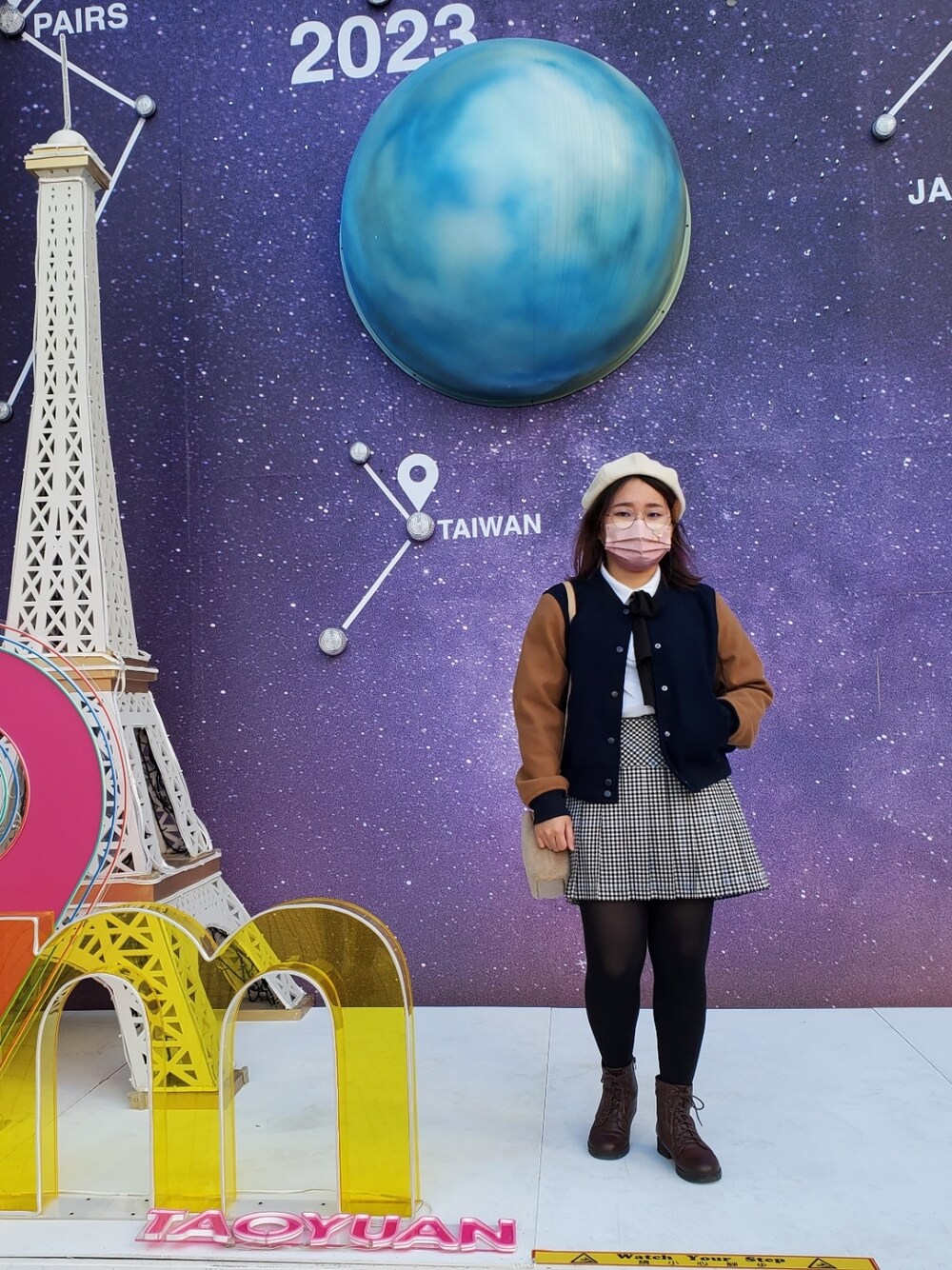 「ほめられ本命コーデ、大人カジュアル、英国トラッド、學院風、ootd、街頭穿搭、大人かわいい、低身長」｜「earth music&ecologyのスタジャン（その他アウター、ブルー系）」を使った、呱呱🍯さん（レディース・152cm）の冬コーディネートの1枚目の写真