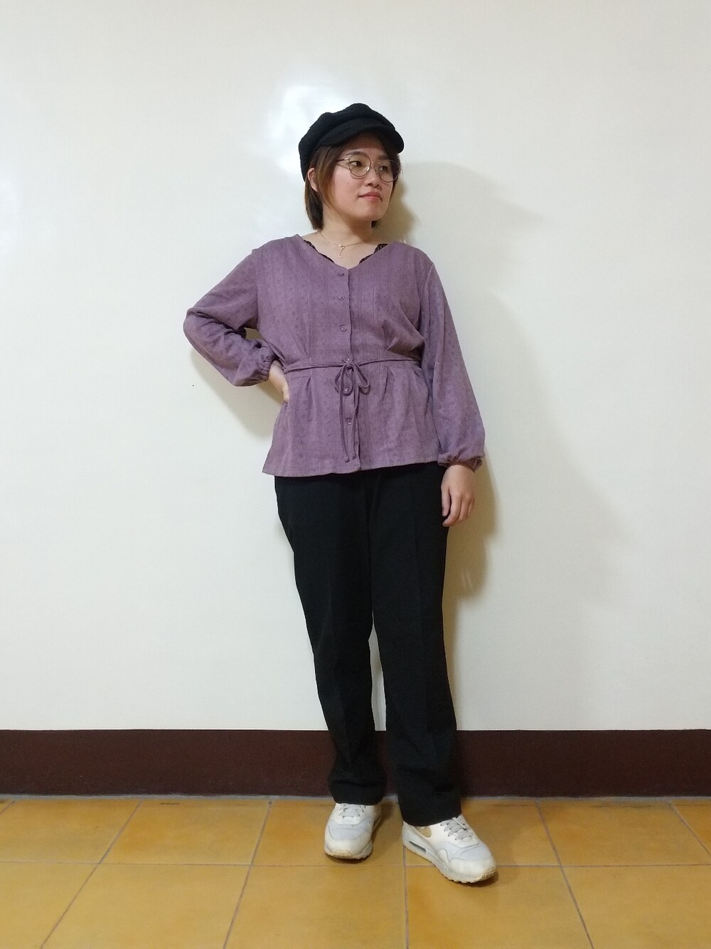 パープル系のTシャツ/カットソー、ブラック系のタンクトップ、ブラック系のその他パンツを着用したレディースの春コーディネートの2枚目の写真