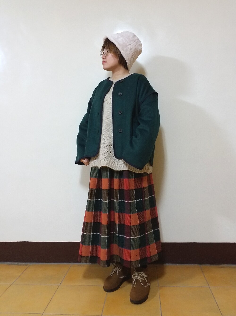 「チェック柄に恋してる、チェック柄、チェック柄スカート、大人カジュアル、大人かわいい、色違いコーデ、差し色」｜「Samansa Mos2のパイピングショートコート（ノーカラーコート、グリーン系）」を使った、呱呱🍯さん（レディース・152cm）の冬コーディネートの1枚目の写真