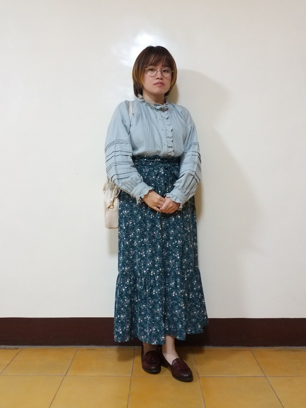 「春コーデ、春先取り、大人コーデ、大人女子、刺繍、刺繍シャツ、花柄、花柄スカート、色違いコーデ、低身長」｜「Samansa Mos2のスタンドレースフリルブラウス（シャツ/ブラウス、グリーン系）」を使った、呱呱🍯さん（レディース・152cm）の春コーディネートの3枚目の写真