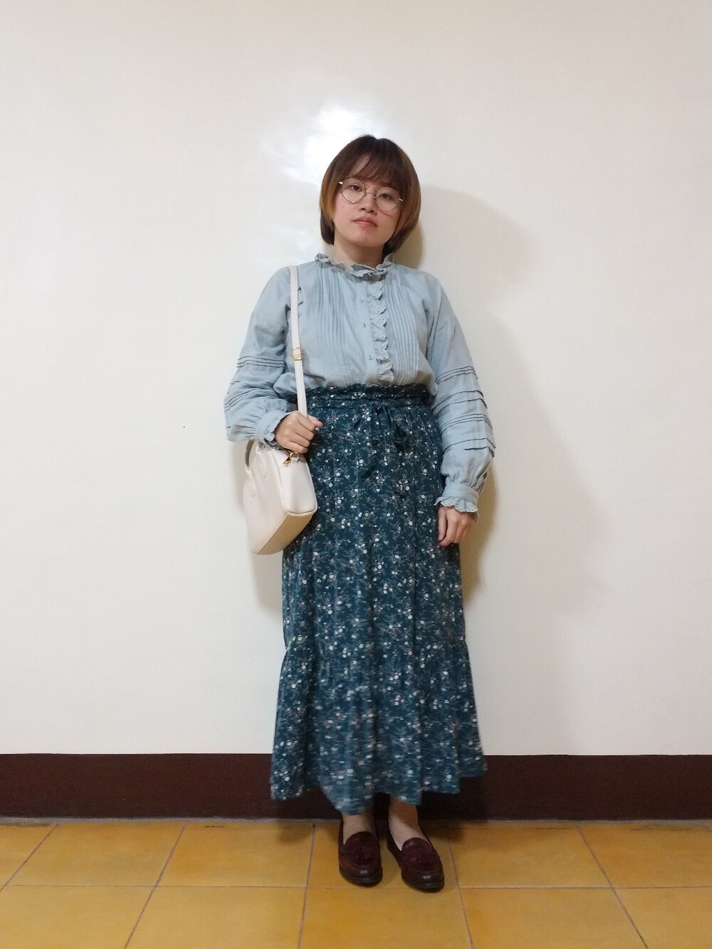 「春コーデ、春先取り、大人コーデ、大人女子、刺繍、刺繍シャツ、花柄、花柄スカート、色違いコーデ、低身長」｜「Samansa Mos2のスタンドレースフリルブラウス（シャツ/ブラウス、グリーン系）」を使った、呱呱🍯さん（レディース・152cm）の春コーディネートの2枚目の写真
