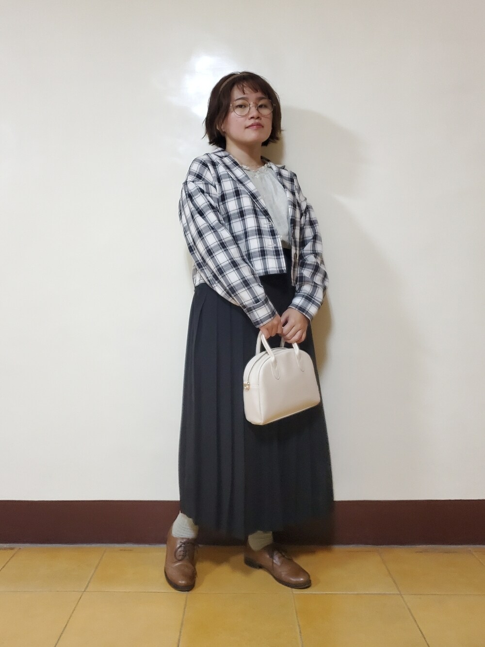 「春コーデ、夏コーデ、大人カジュアル、大人コーデ、低身長、チェック柄、チェック柄に恋してる、復古、vintage、ロンドンガール」｜「ehka sopoの無地／チェックショート丈開襟シャツ【セットアップ可】（シャツ/ブラウス、グレー系）」を使った、呱呱🍯さん（レディース・152cm）の春コーディネートの1枚目の写真