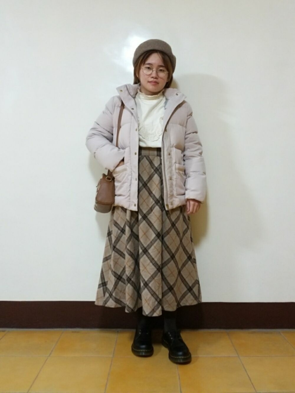 「冬コーデ、大人カジュアル、大人かわいい、チェック柄、チェック柄スカート、切り替え、低身長、出勤コーデ」｜「Samansa Mos2のフリルデザインTシャツ（Tシャツ/カットソー、ホワイト系）」を使った、呱呱🍯さん（レディース・152cm）の冬コーディネートの1枚目の写真