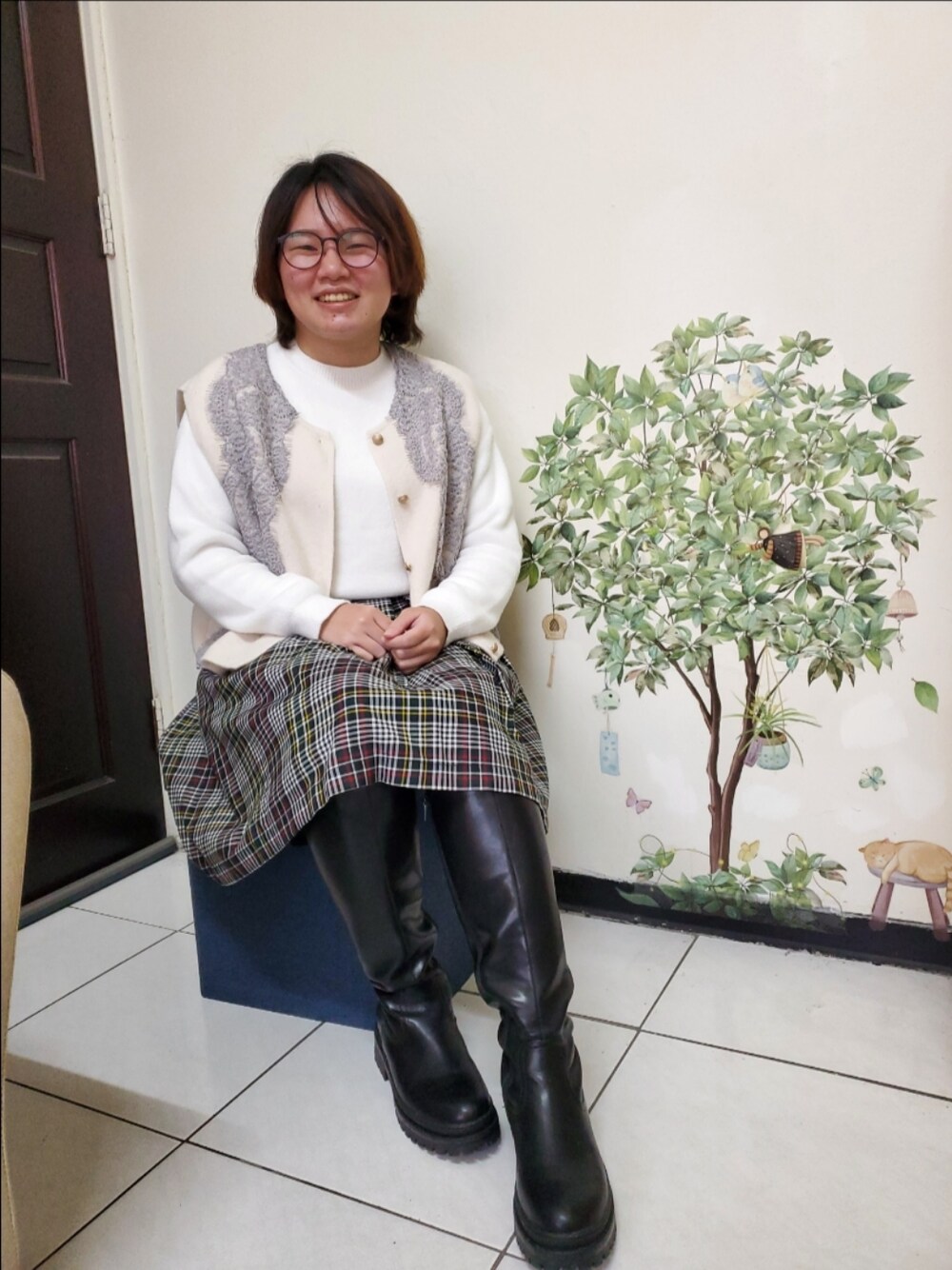 「春のおしゃ見えテクニック、ootd、街頭穿搭、復古、vintage、大人カジュアル、大人女子、低身長、低身長女子」｜「NETのアイテム（ニット/セーター、ホワイト系）」を使った、呱呱🍯さん（レディース・152cm）の春コーディネートの1枚目の写真