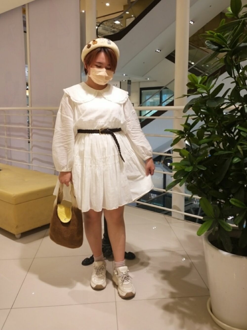 ホワイト系のシャツ/ブラウス、ホワイト系のTシャツ/カットソー、ホワイト系のスニーカーを着用したレディースの秋コーディネートの1枚目の写真