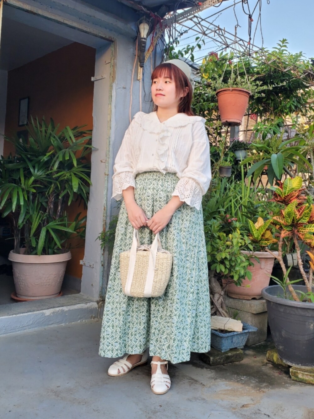 「ootd、大人カジュアル、大人コーデ、低身長、刺繍シャツ、花柄スカート、Samansa Mos2」｜「Samansa Mos2の綿ドビースカラップレースブラウス（シャツ/ブラウス、ホワイト系）」を使った、呱呱🍯さん（レディース・152cm）の夏コーディネートの1枚目の写真