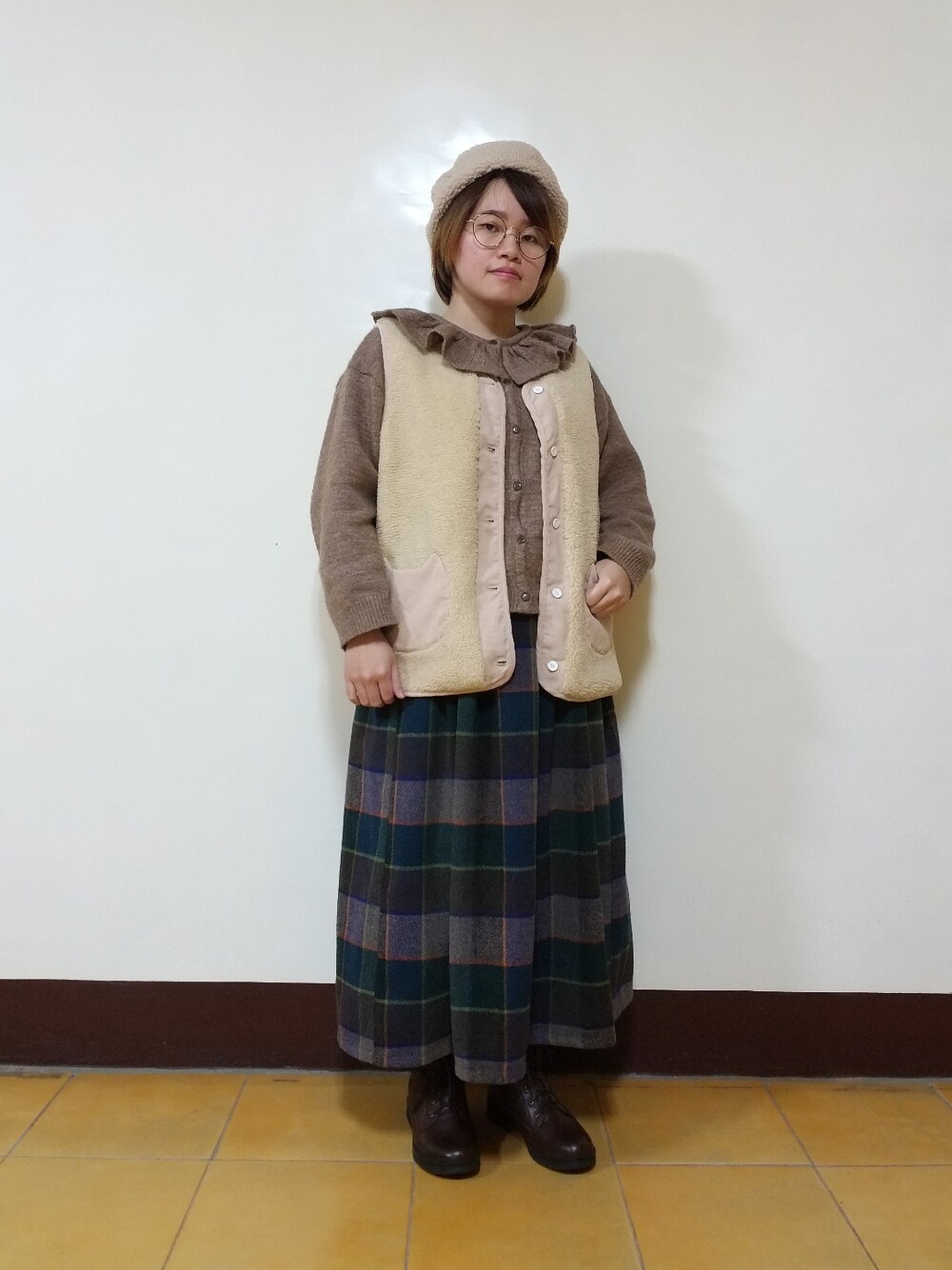 「大人カジュアル、大人かわいい、春コーデ、冬コーデ、チェック柄に恋してる、チェック柄、チェック柄スカート」｜「Dailoの【Dailo】溫暖毛絨貓咪口袋雙面穿背心（ベスト、ベージュ系）」を使った、呱呱🍯さん（レディース・152cm）の冬コーディネートの2枚目の写真