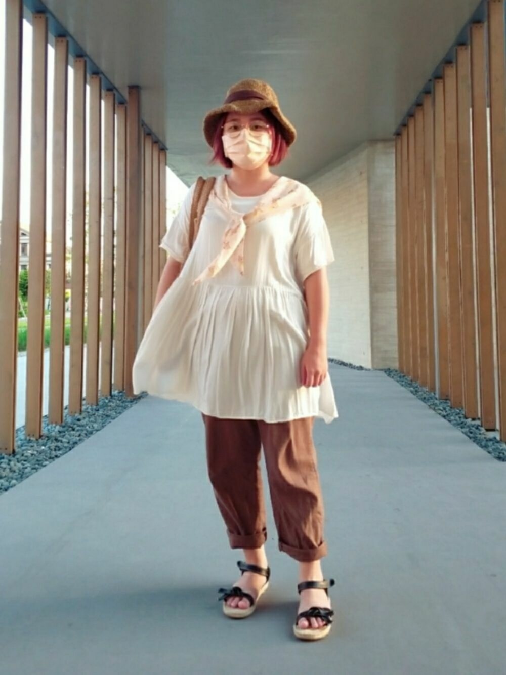 「夏コーデ、猫、休閒、Tシャツ、ワンピース」｜「Samansa Mos2のペーパークロッシェハット（ハット、ブラウン系）」を使った、呱呱🍯さん（レディース・152cm）の夏コーディネートの1枚目の写真