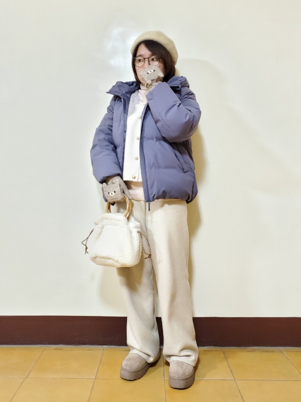 「新星WEARISTAにエントリー、ootd、街頭穿搭、休閒、冬コーデ、淡色コーデ、色違いコーデ、低身長、低身長コーデ、大人カジュアル、大人コーデ」｜「UNIQLOの無縫羽絨連帽外套 BLUE  L（ダウンジャケット/コート、ブルー系）」を使った、呱呱🍯さん（レディース・152cm）の冬コーディネートの1枚目の写真