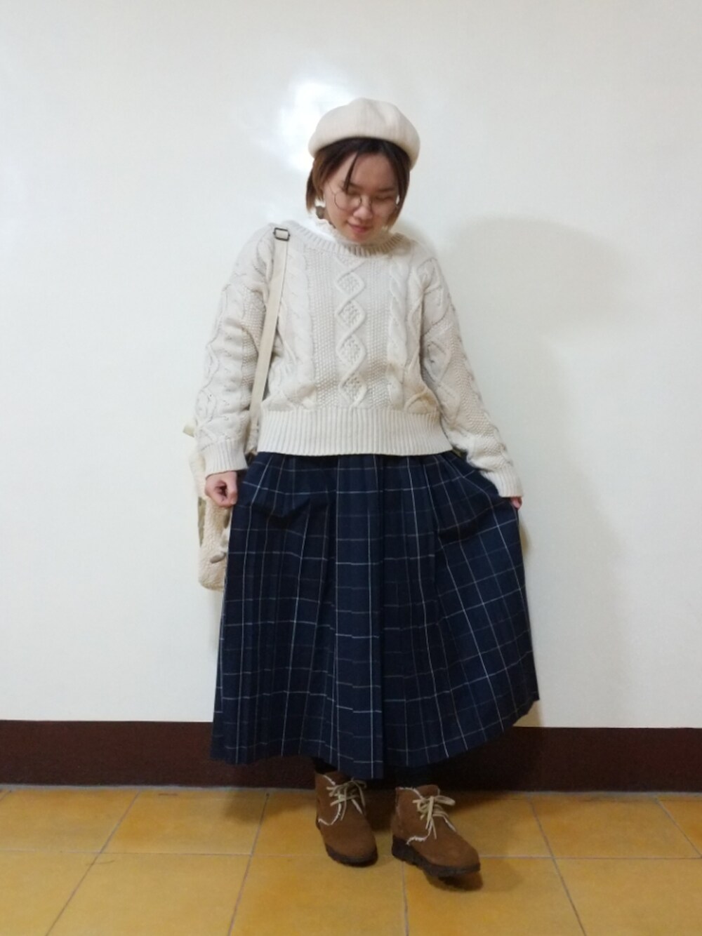 「大人かわいい、冬コーデ、チェック柄、チェック柄スカート、低身長、大人カジュアル」｜「Samansa Mos2のシャーリングレース切替ブラウス（シャツ/ブラウス、ホワイト系）」を使った、呱呱🍯さん（レディース・152cm）の冬コーディネートの1枚目の写真