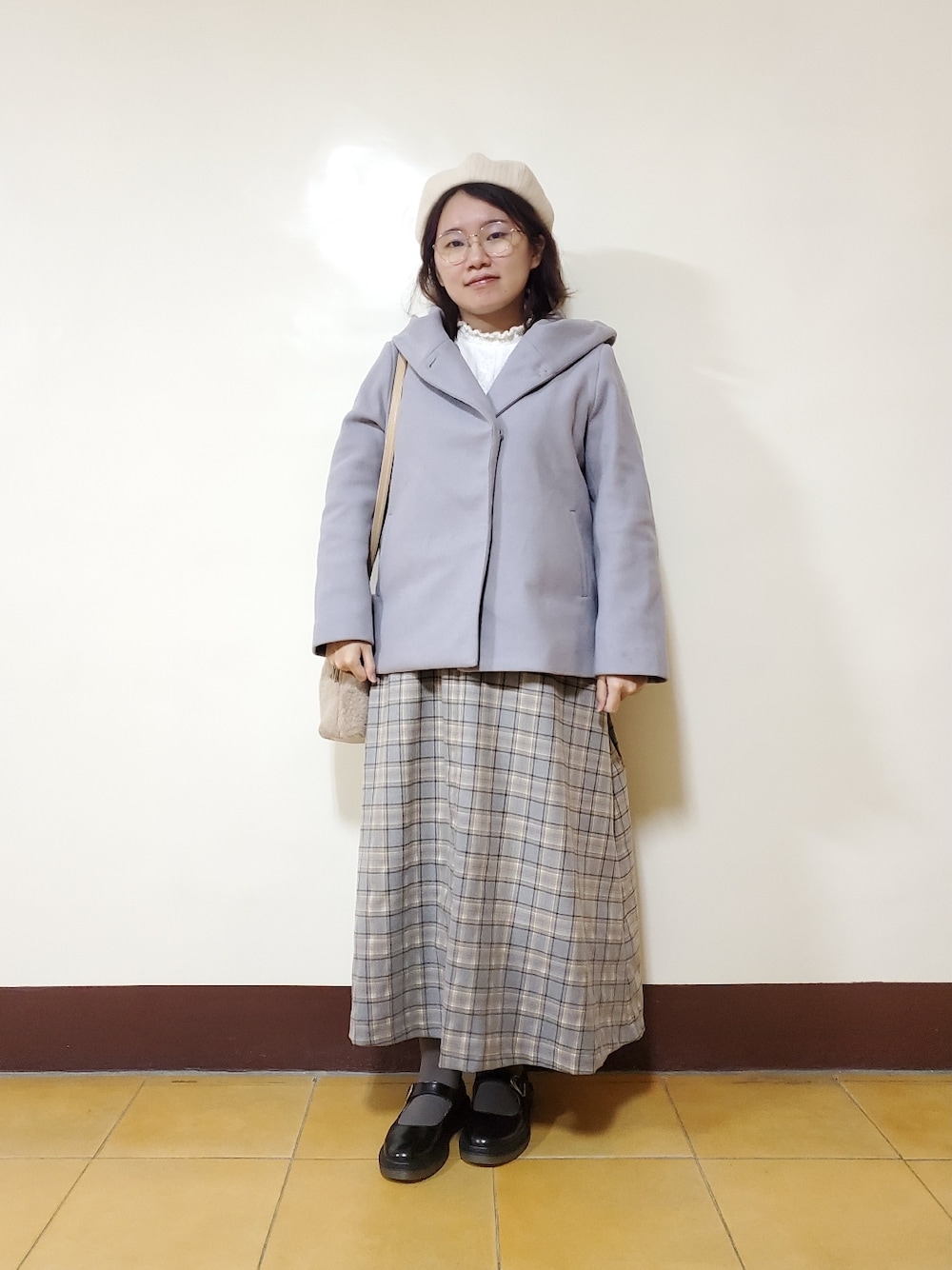 「ootd、冬コーデ、大人カジュアル、大人コーデ、大人女子、低身長、チェック柄、チェック柄ワンピース」｜「earth music&ecologyのフードショートコート ＊（その他アウター、ブルー系）」を使った、呱呱🍯さん（レディース・152cm）の冬コーディネートの1枚目の写真