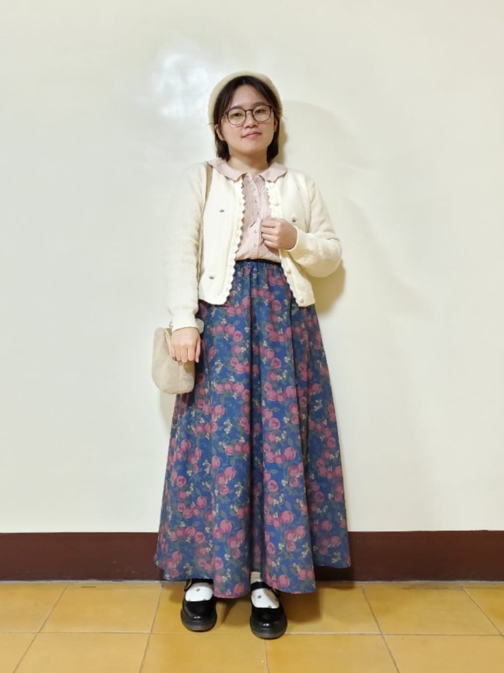 「新星WEARISTAにエントリー、ootd、休閒、復古、大人カジュアル、大人かわいい、低身長、低身長女子、花柄スカート、刺繍」｜「Samansa Mos2のパウダーガーゼブラウス（シャツ/ブラウス、ピンク系）」を使った、呱呱🍯さん（レディース・152cm）の冬コーディネートの1枚目の写真