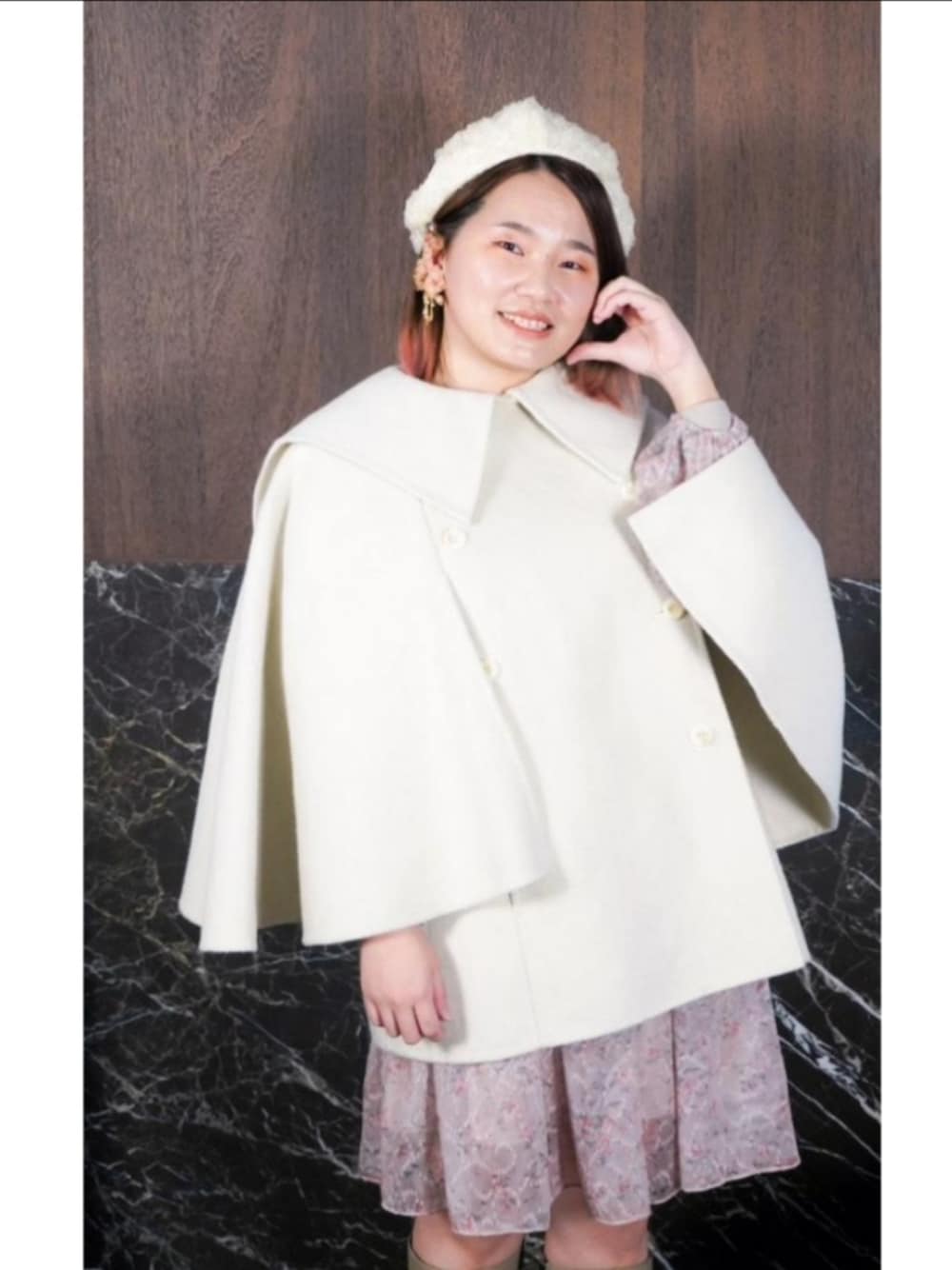 「チェック、ショルダーバッグ、リボン、デニムシャツ、ハーフパンツ、春コーデ、花柄、花柄ワンピース、韓国ファッション、大人かわいい、低身長コーデ」｜「JUPITERのアイテム（ダッフルコート、ホワイト系）」を使った、呱呱🍯さん（レディース・152cm）の春コーディネートの1枚目の写真
